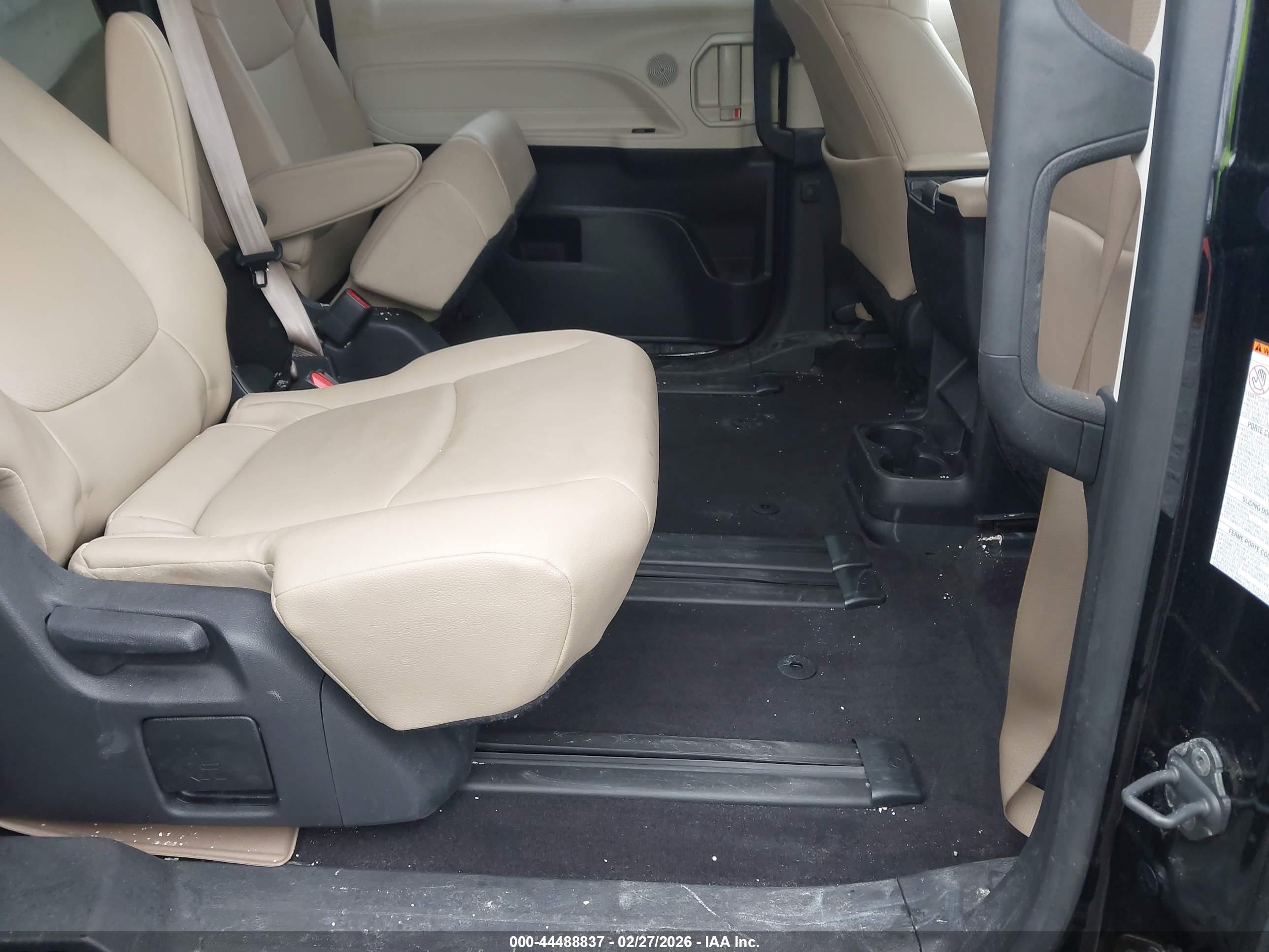 TOYOTA SIENNA image 8