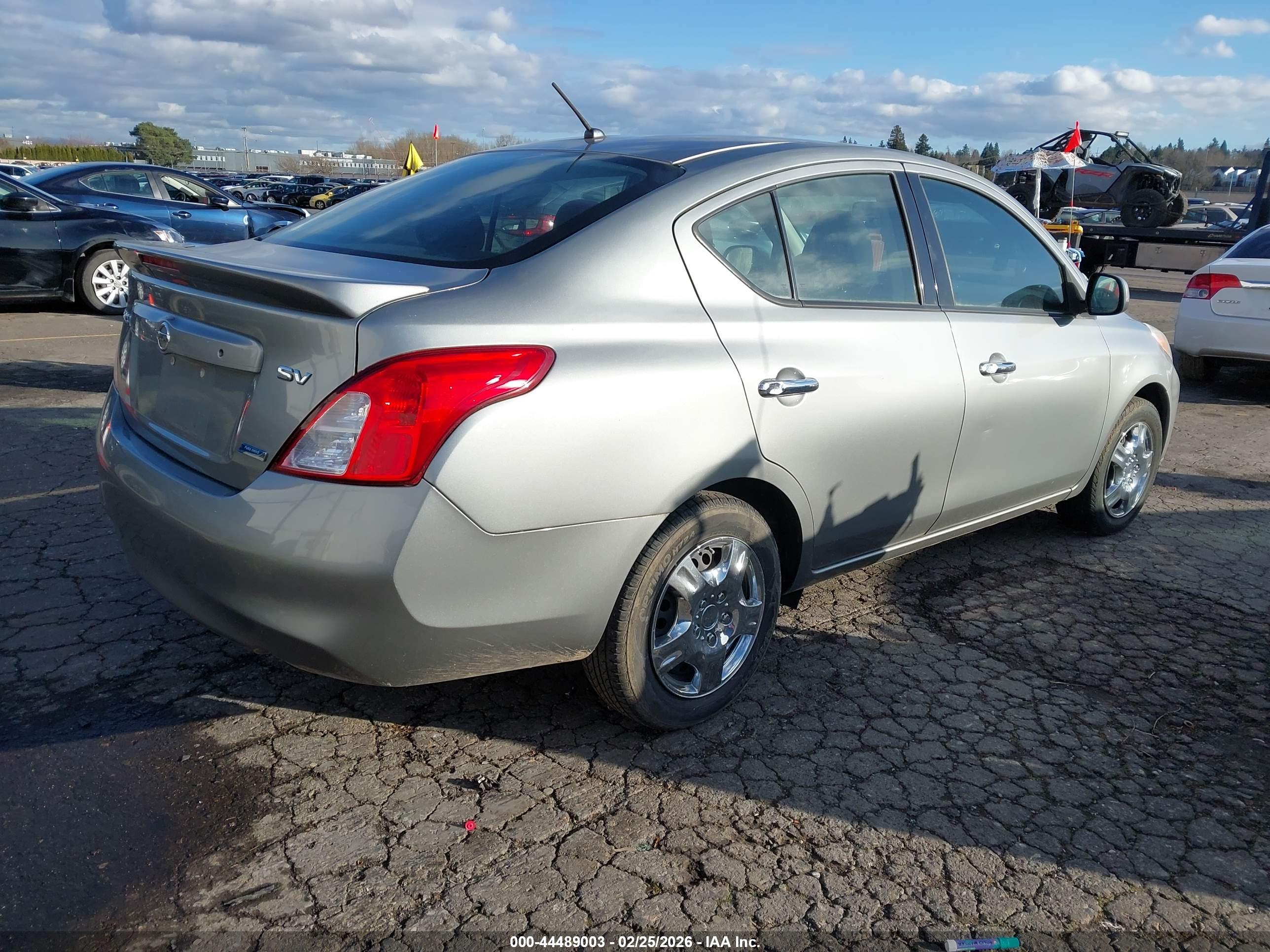 NISSAN VERSA image 4