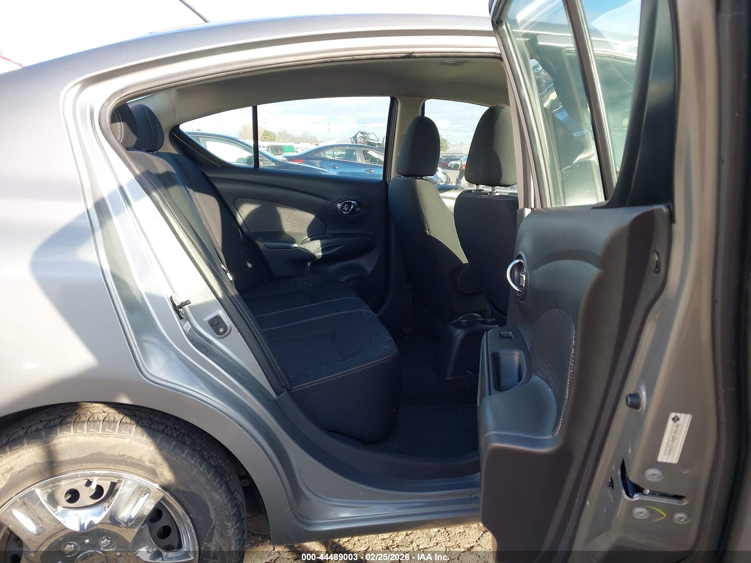 NISSAN VERSA image 8