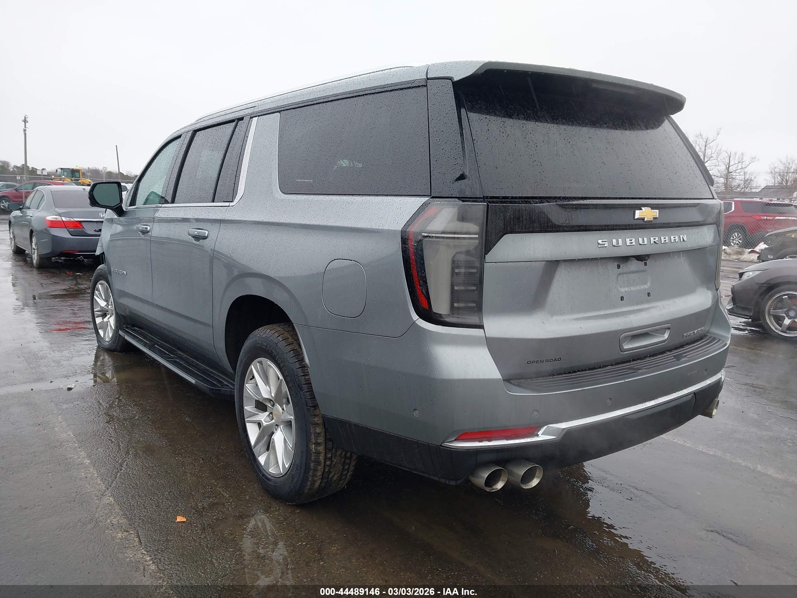 CHEVROLET SUBURBAN image 3