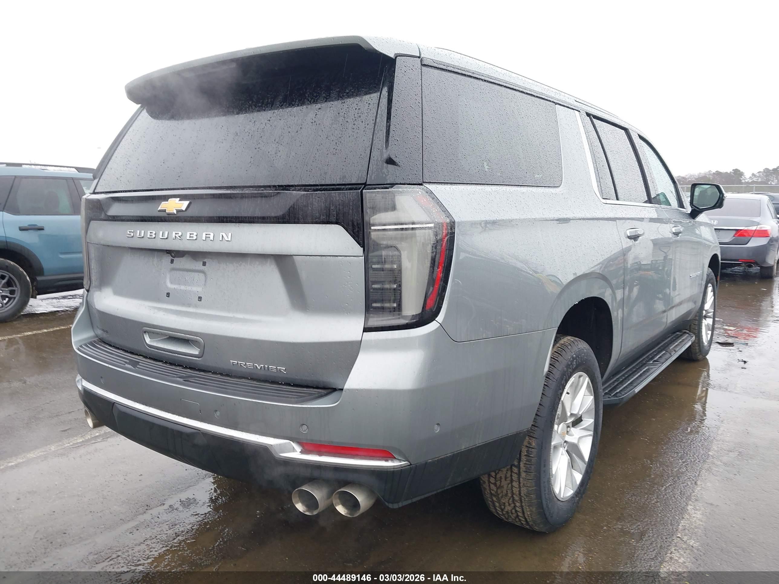 CHEVROLET SUBURBAN image 4