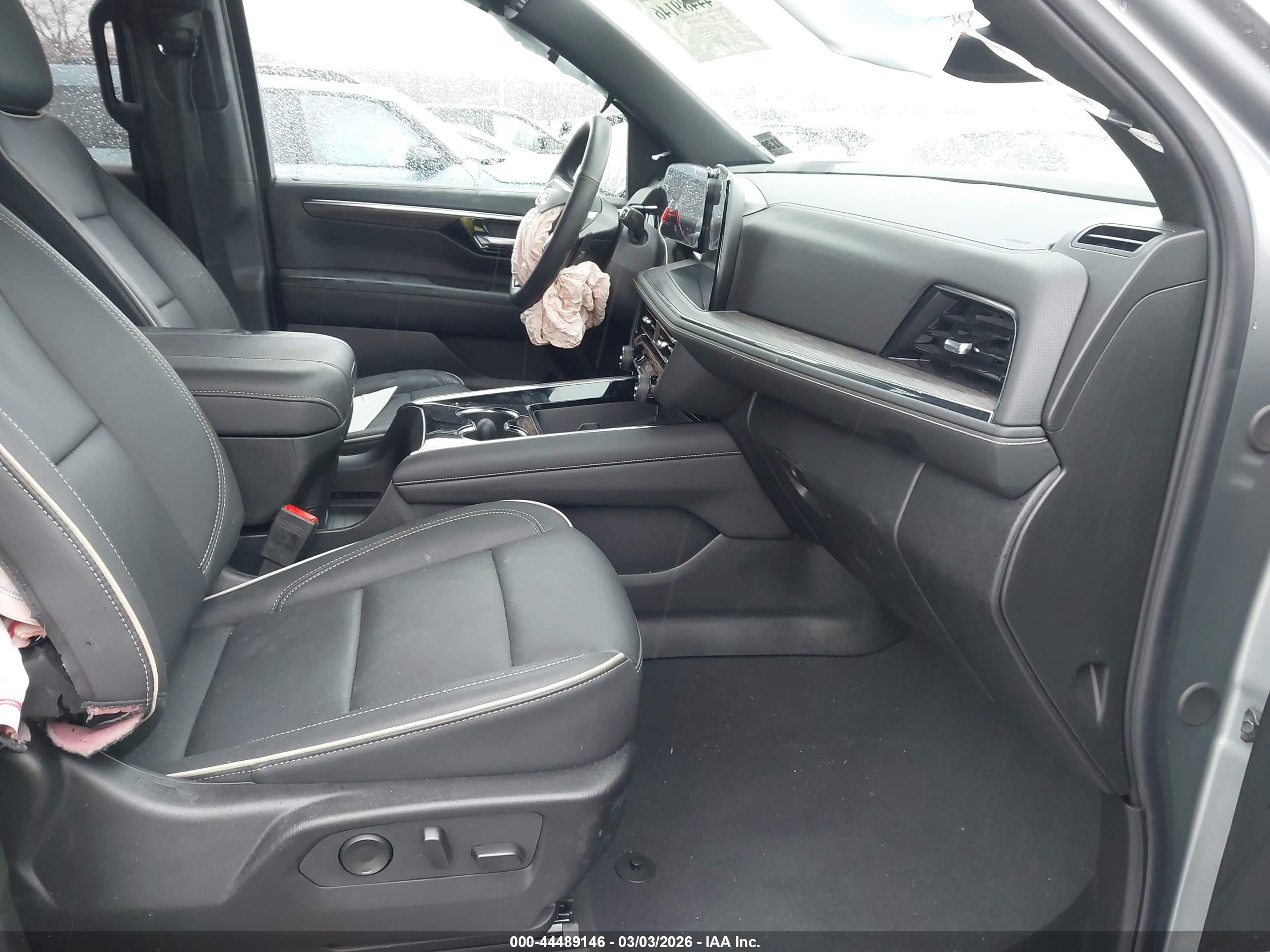 CHEVROLET SUBURBAN image 5