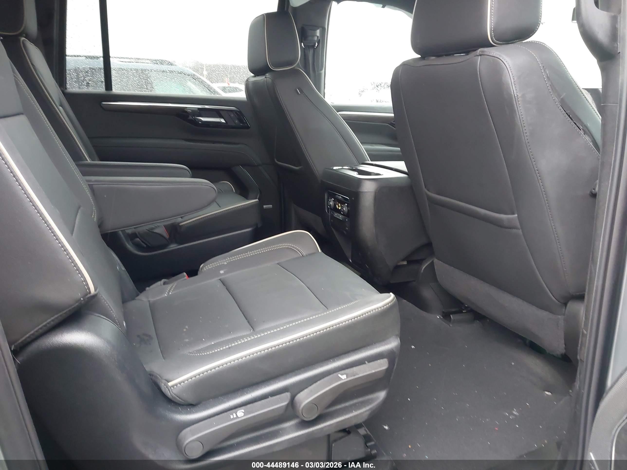 CHEVROLET SUBURBAN image 8