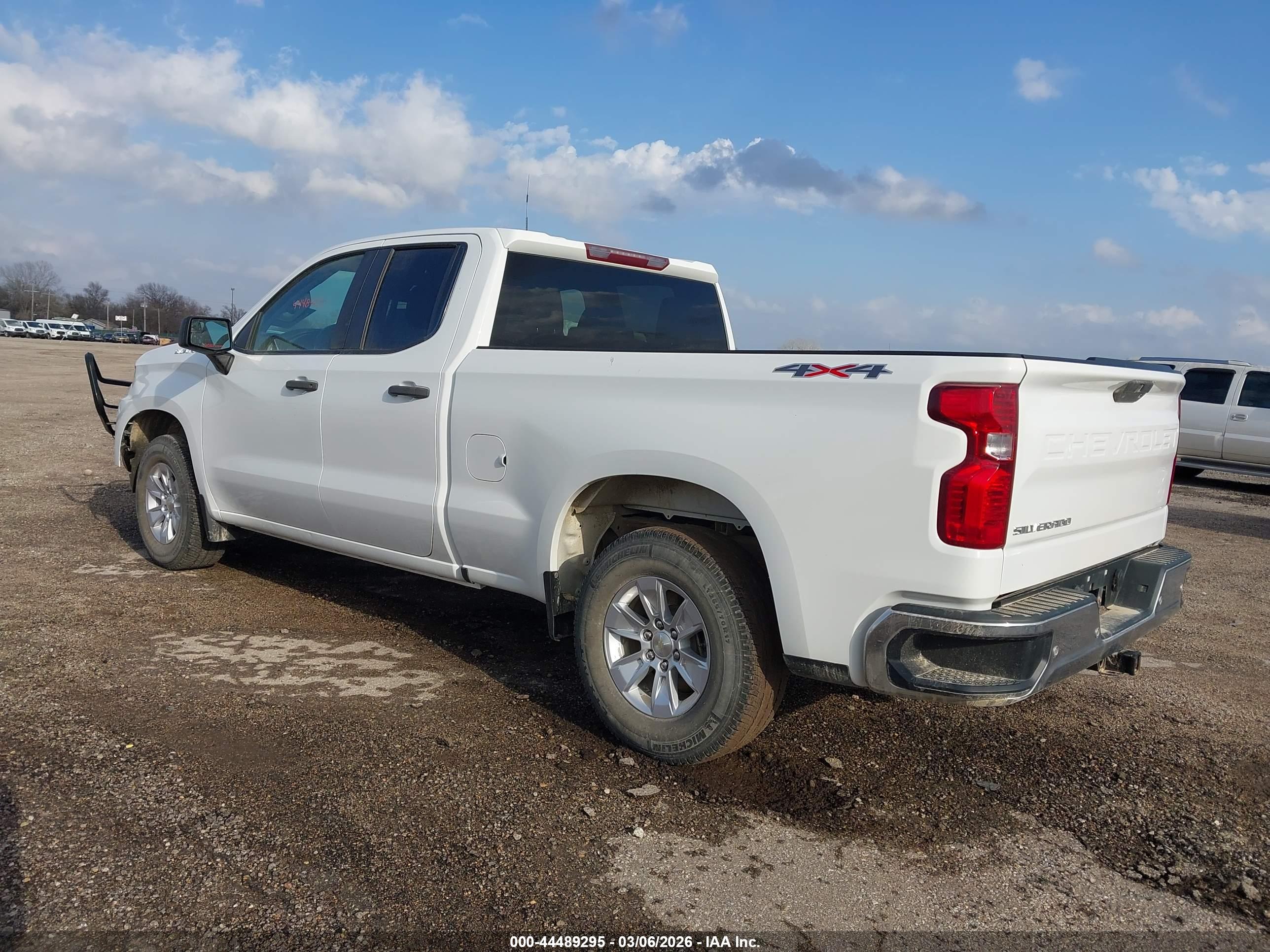 CHEVROLET SILVERADO image 3