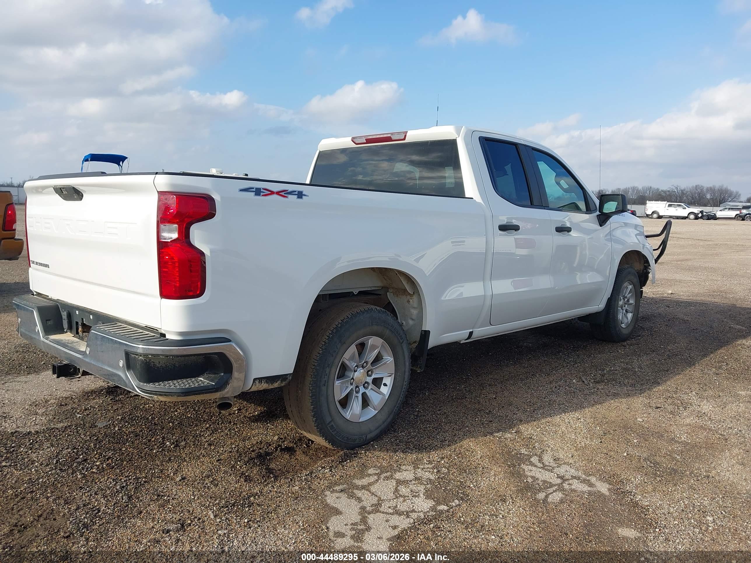 CHEVROLET SILVERADO image 4