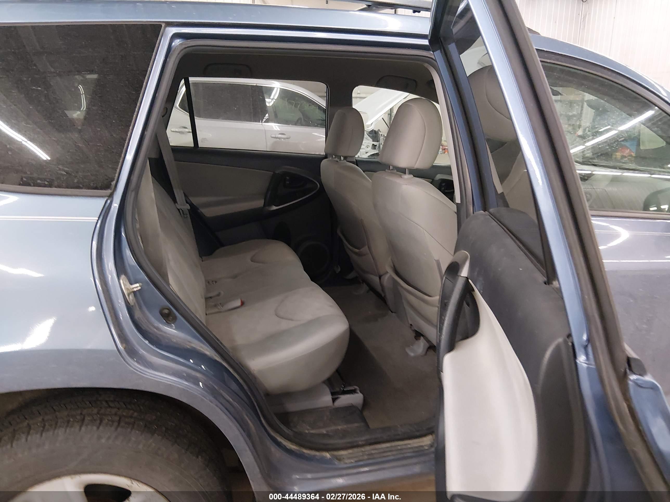 TOYOTA RAV4 image 8