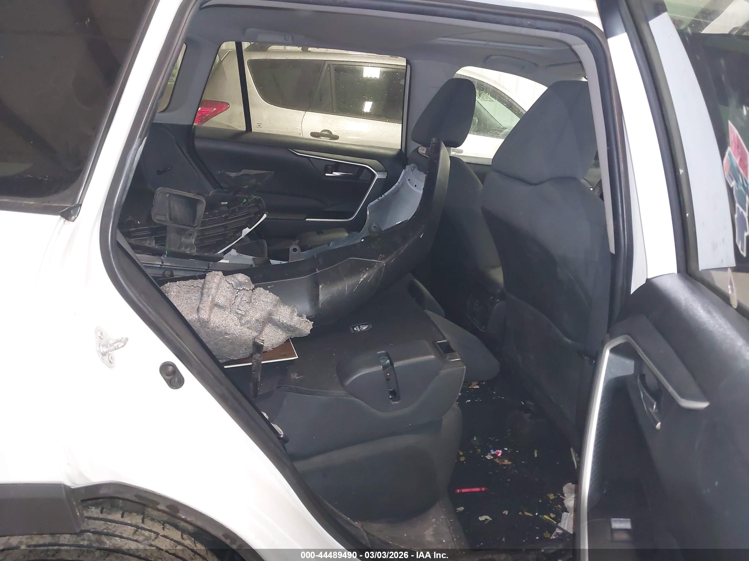 TOYOTA RAV4 image 8