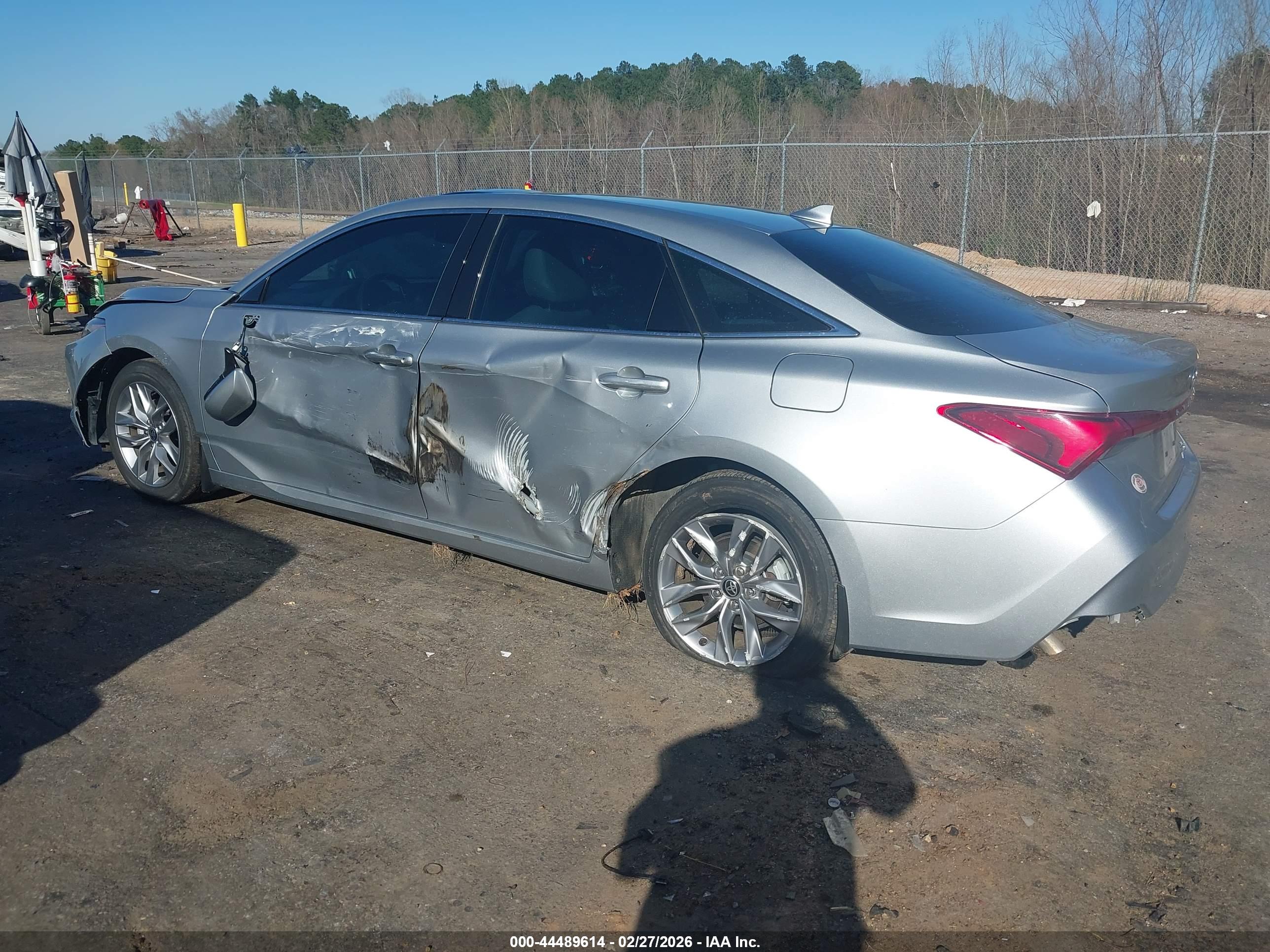 TOYOTA AVALON image 3