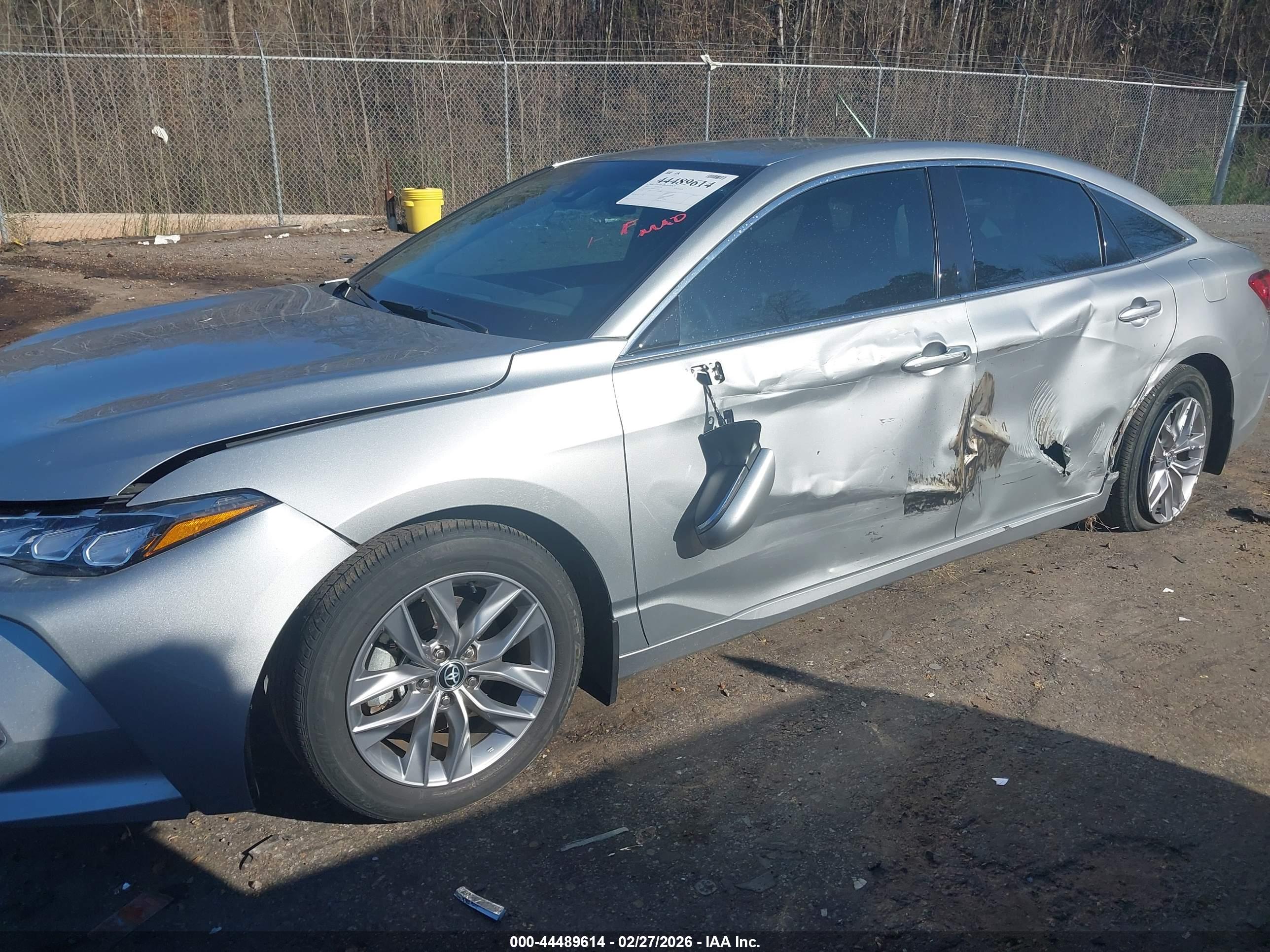 TOYOTA AVALON image 6