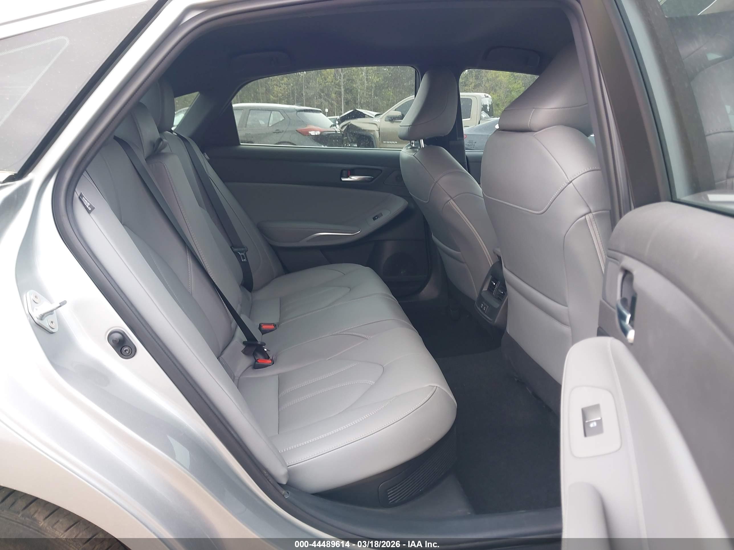 TOYOTA AVALON image 8