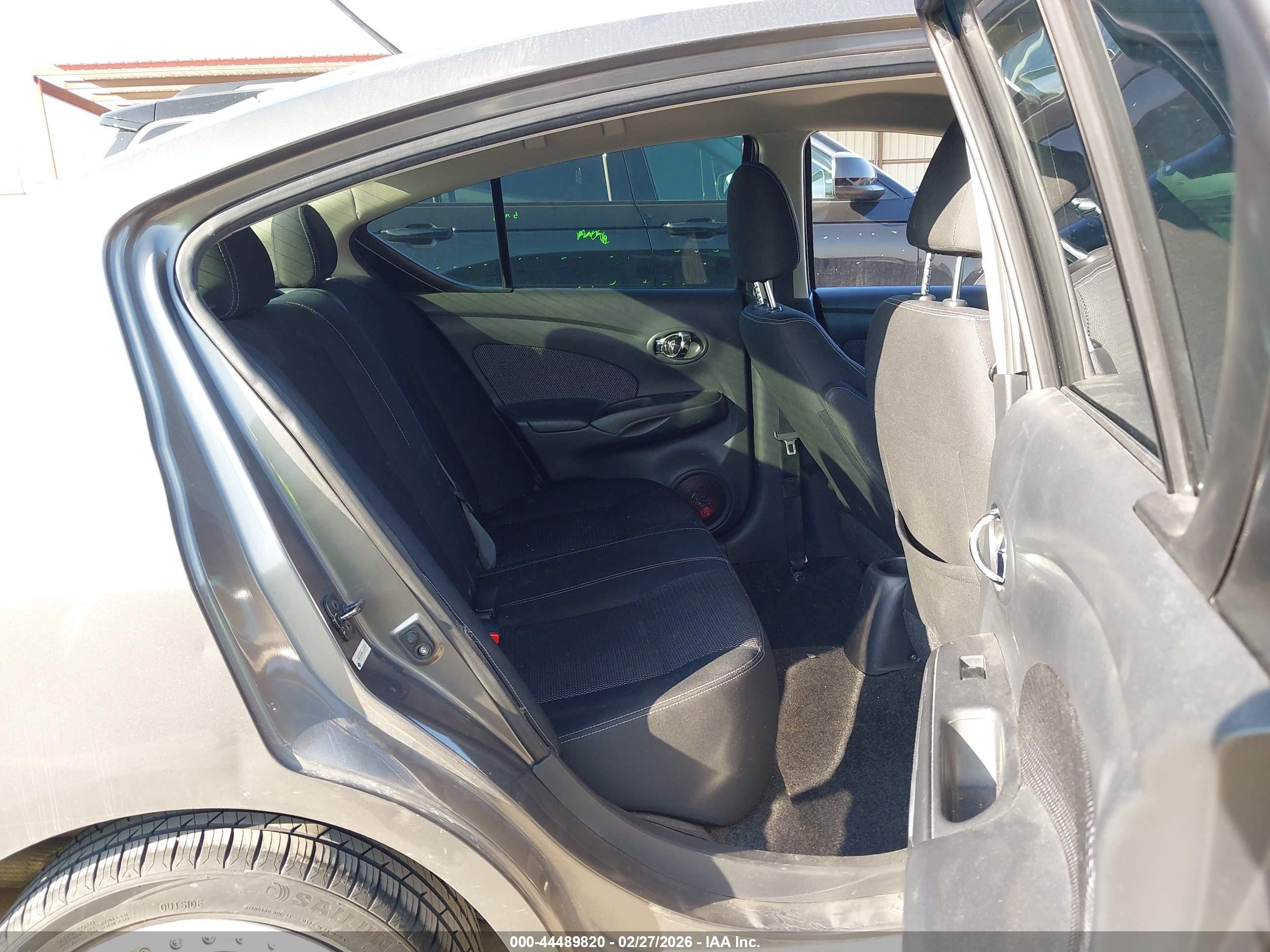 NISSAN VERSA image 8