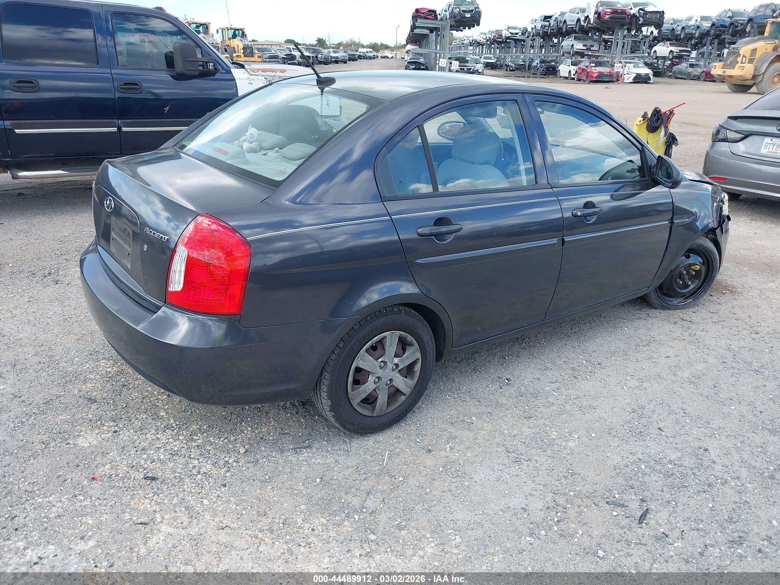 HYUNDAI ACCENT image 4