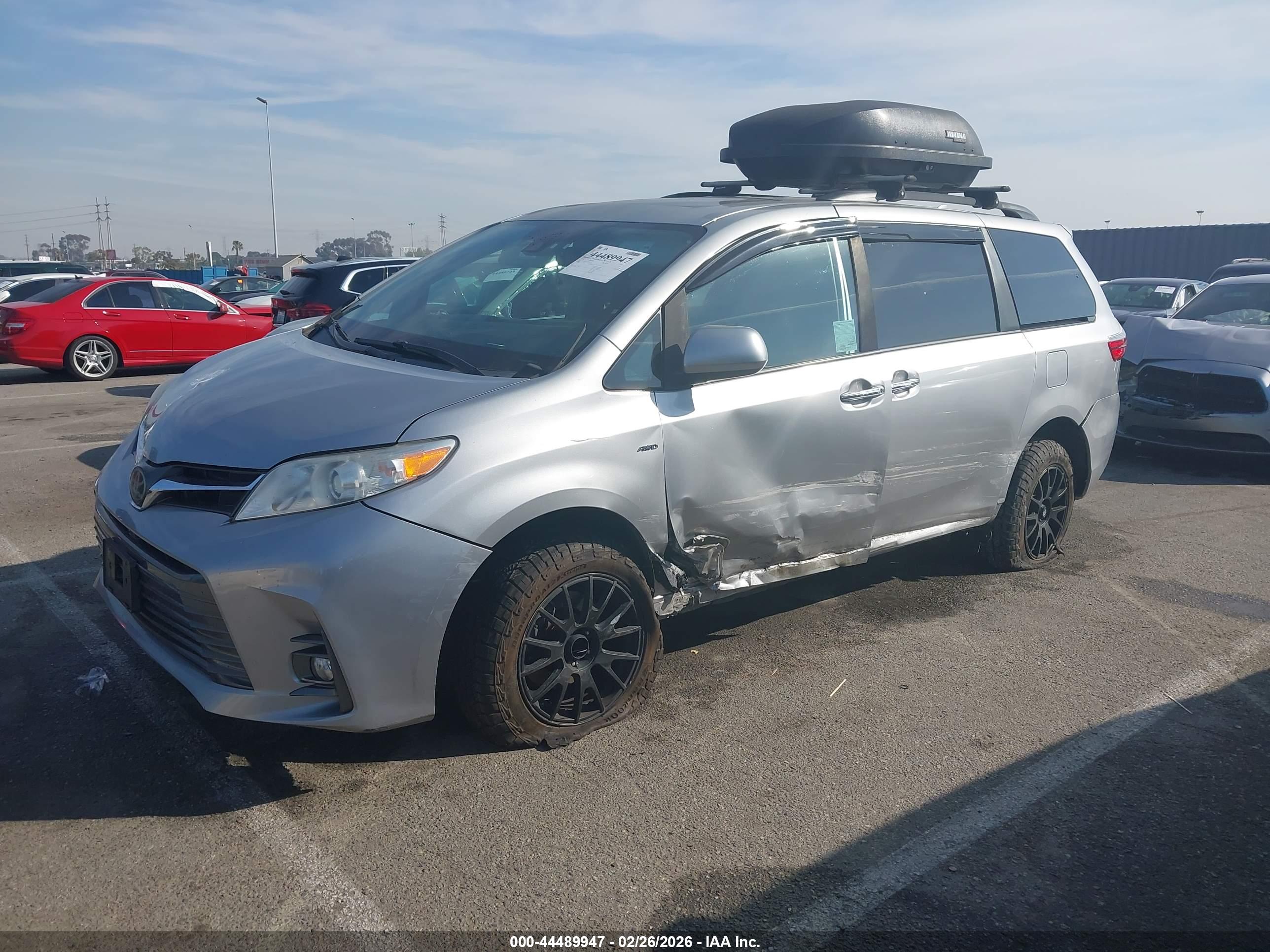 TOYOTA SIENNA image 2
