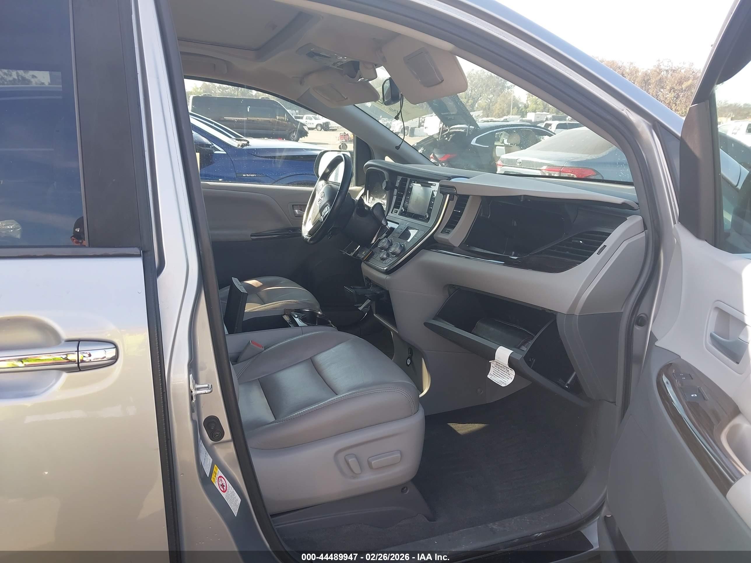 TOYOTA SIENNA image 5