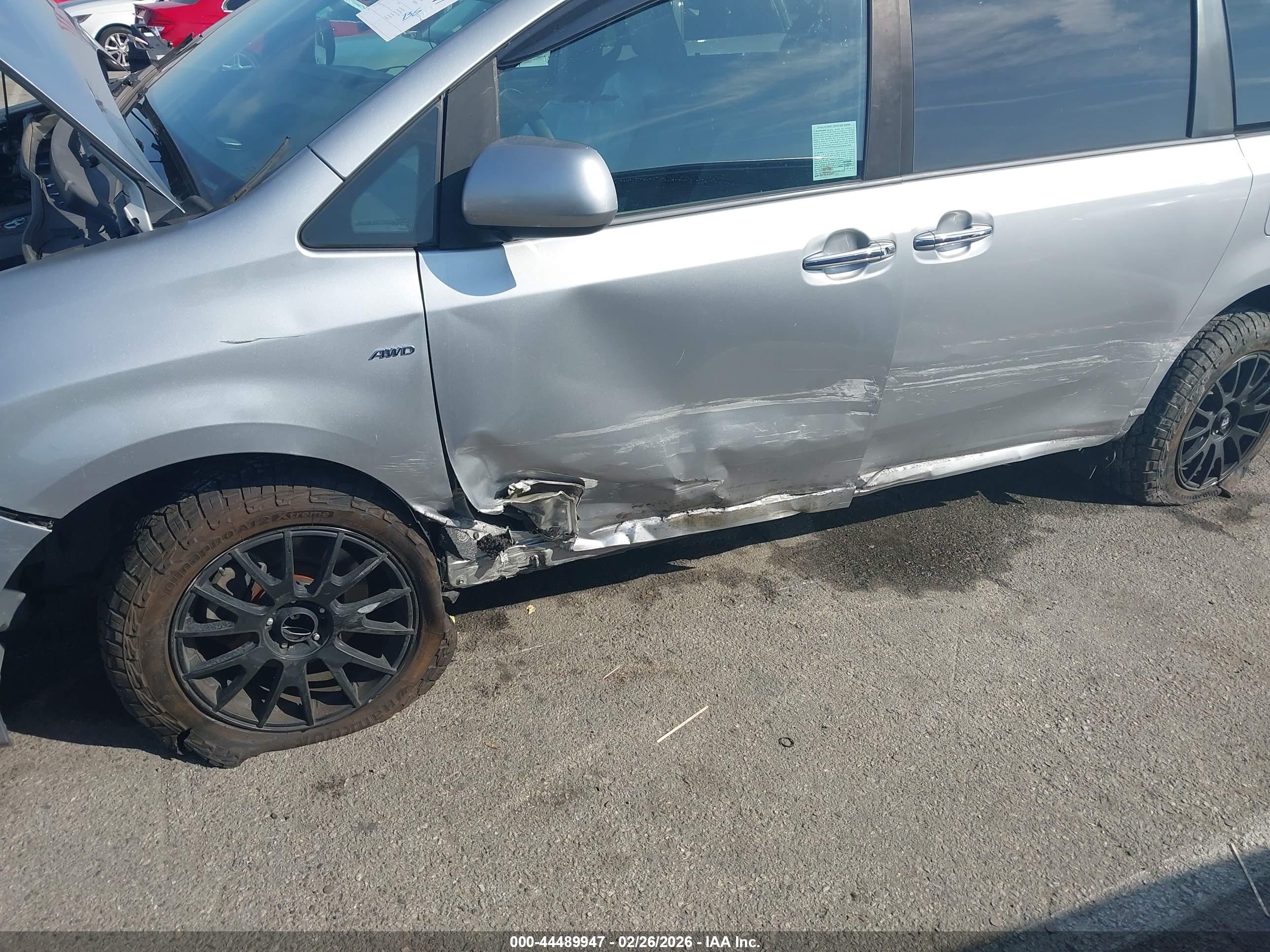 TOYOTA SIENNA image 6