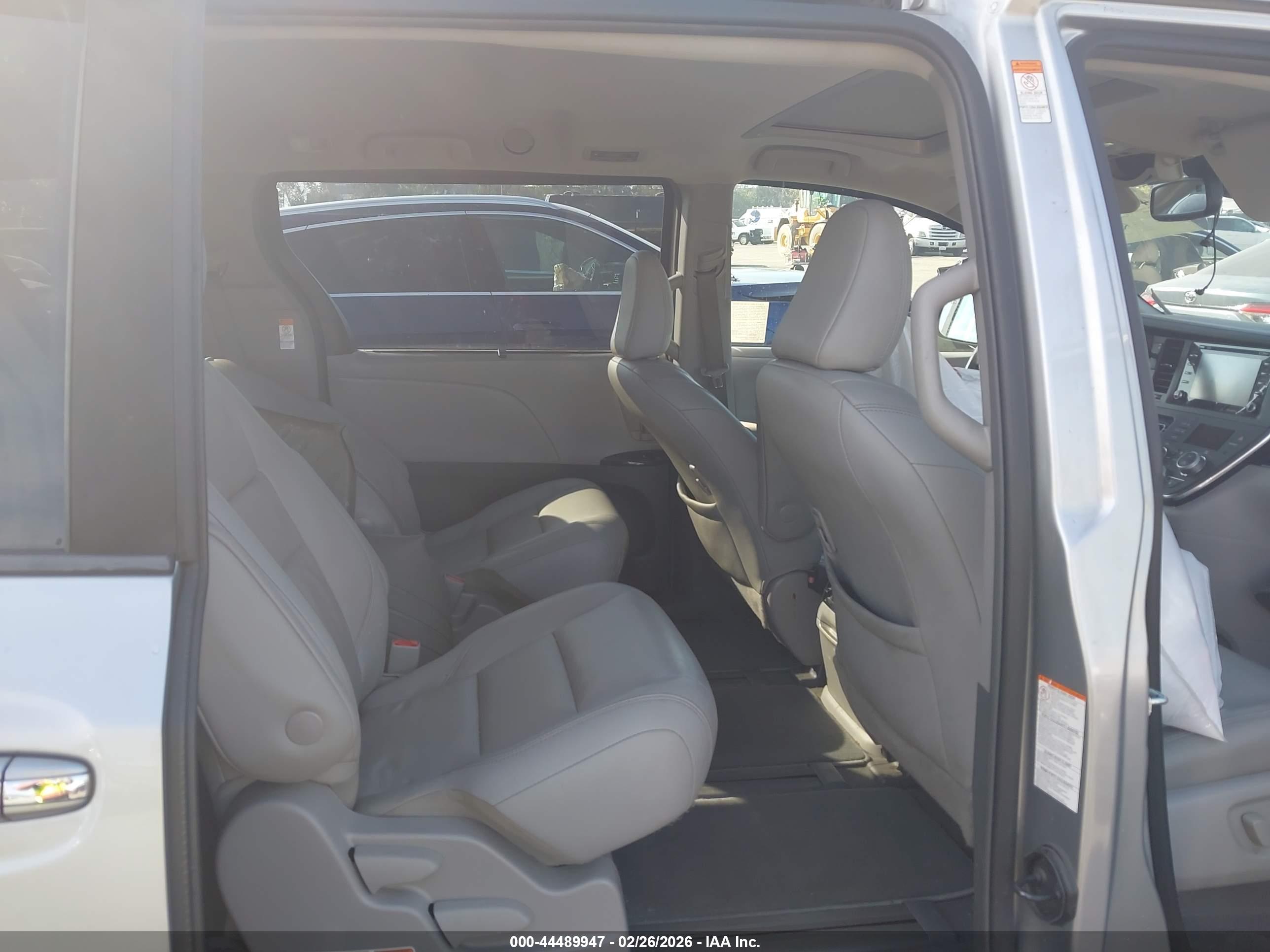 TOYOTA SIENNA image 8