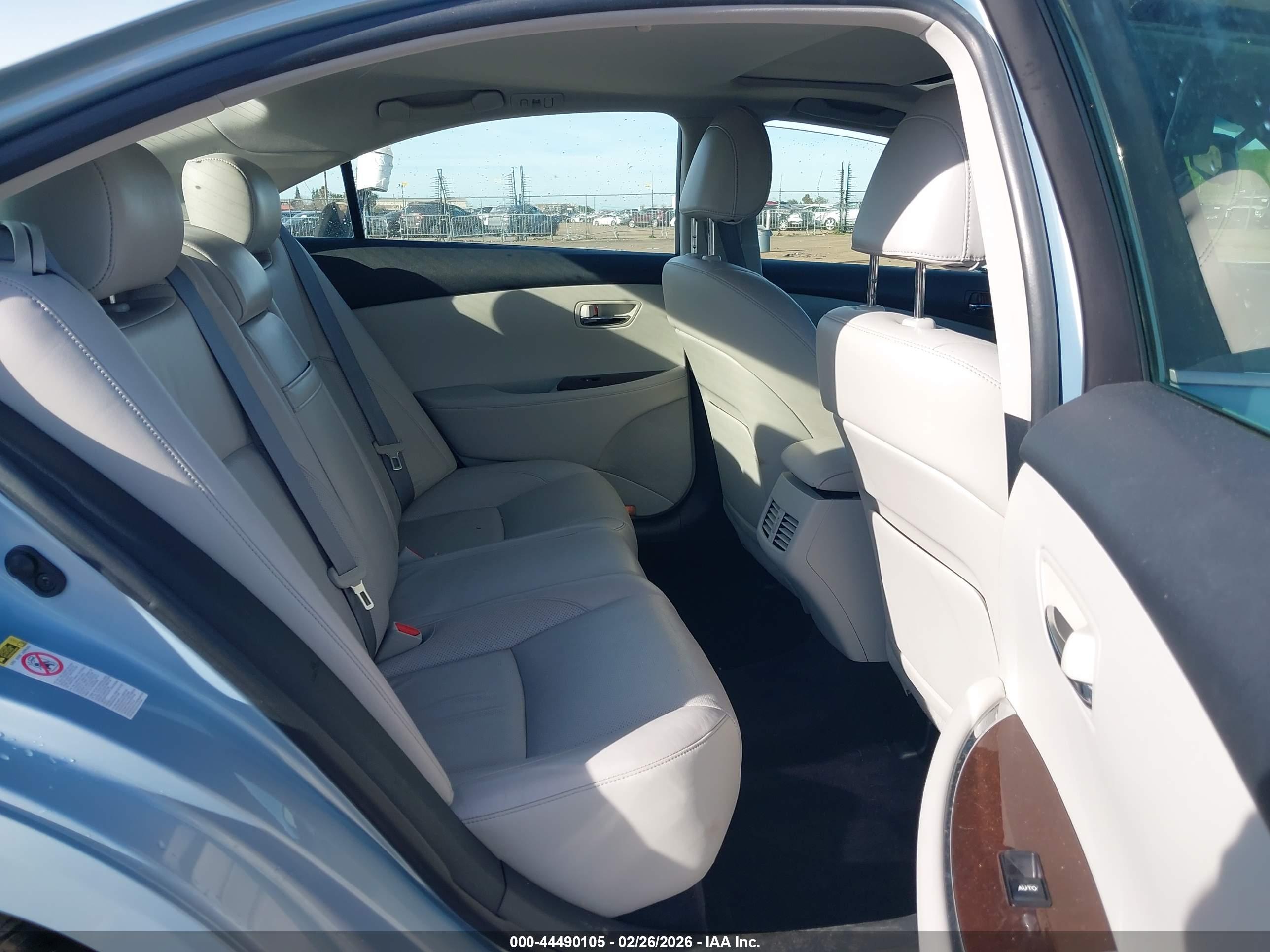 LEXUS ES image 8