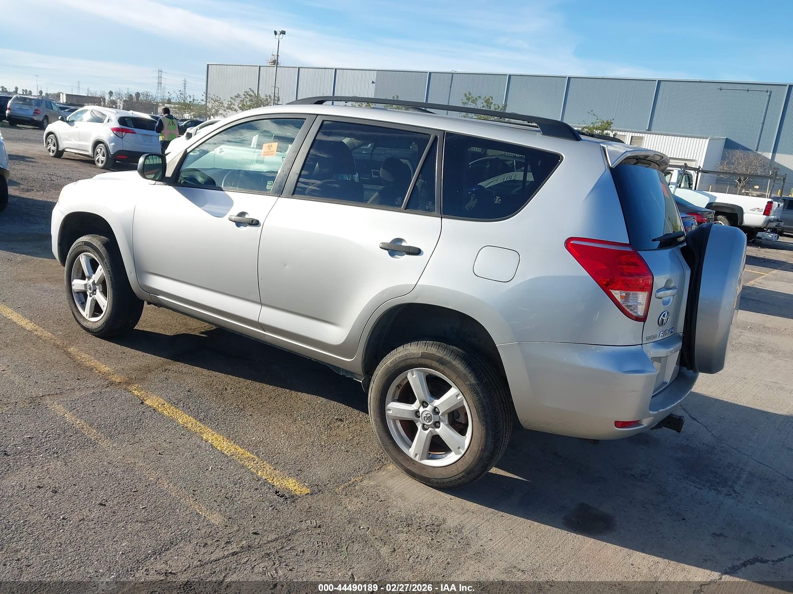 TOYOTA RAV4 image 3