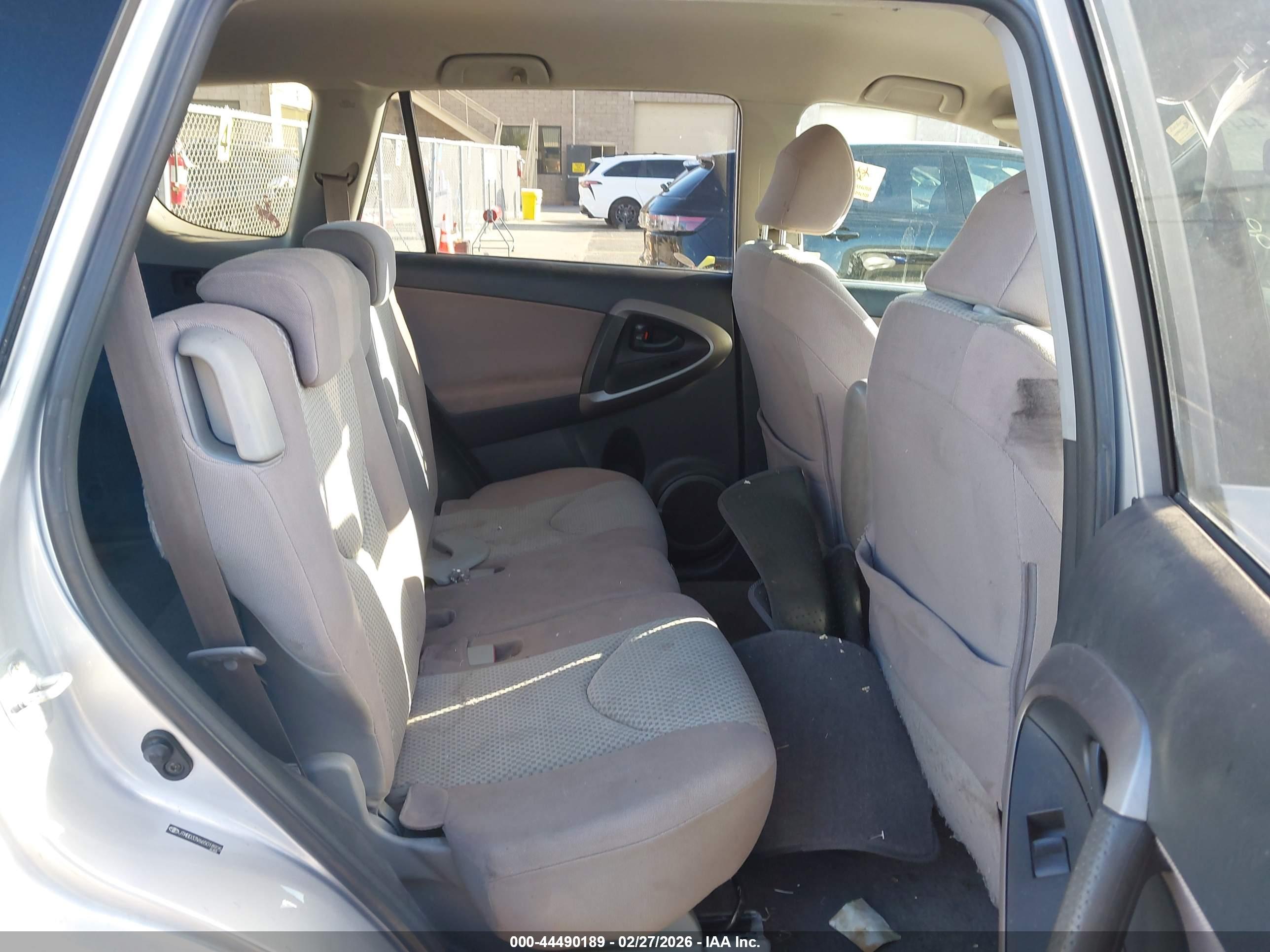 TOYOTA RAV4 image 8