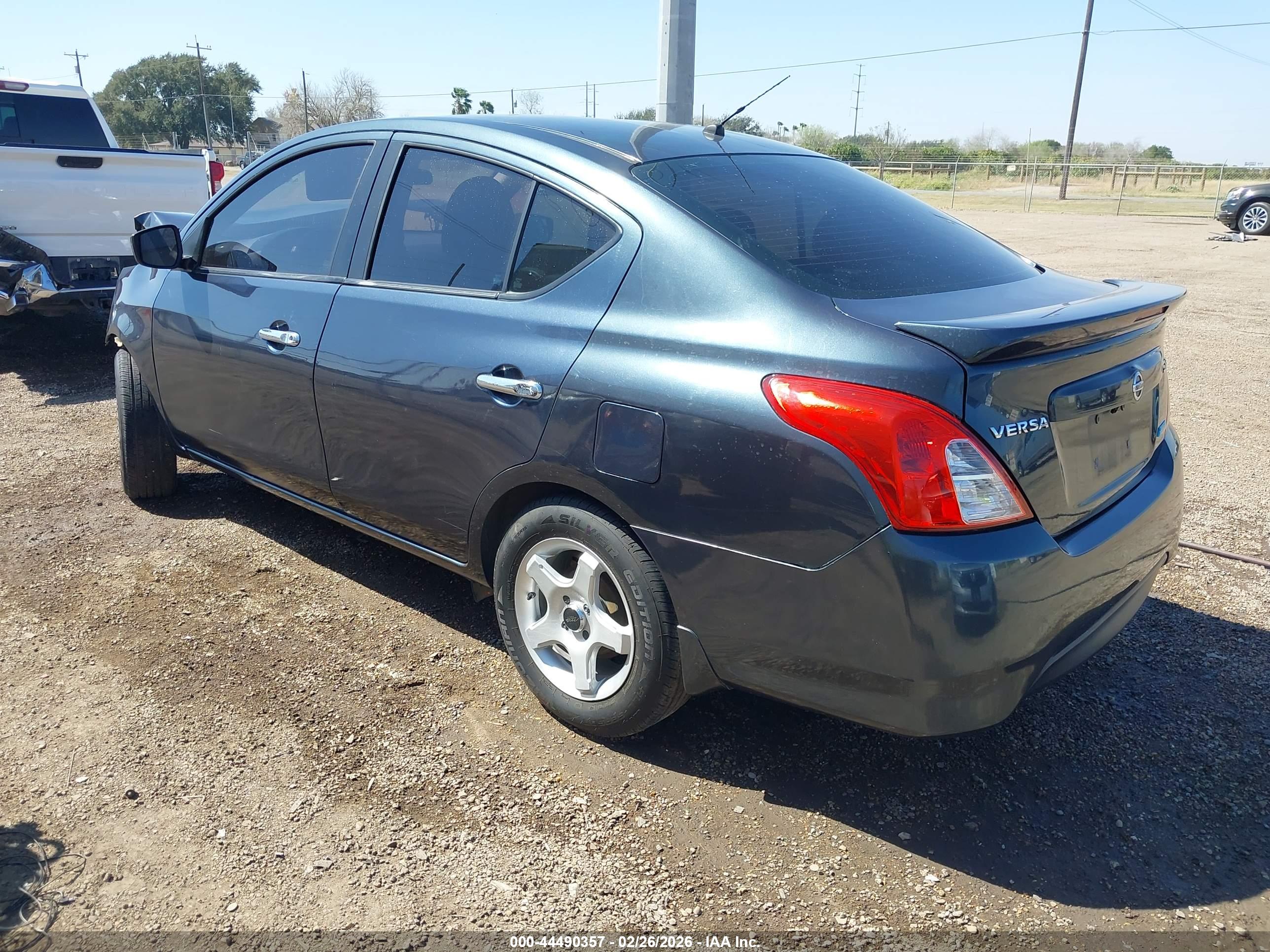 NISSAN VERSA image 3