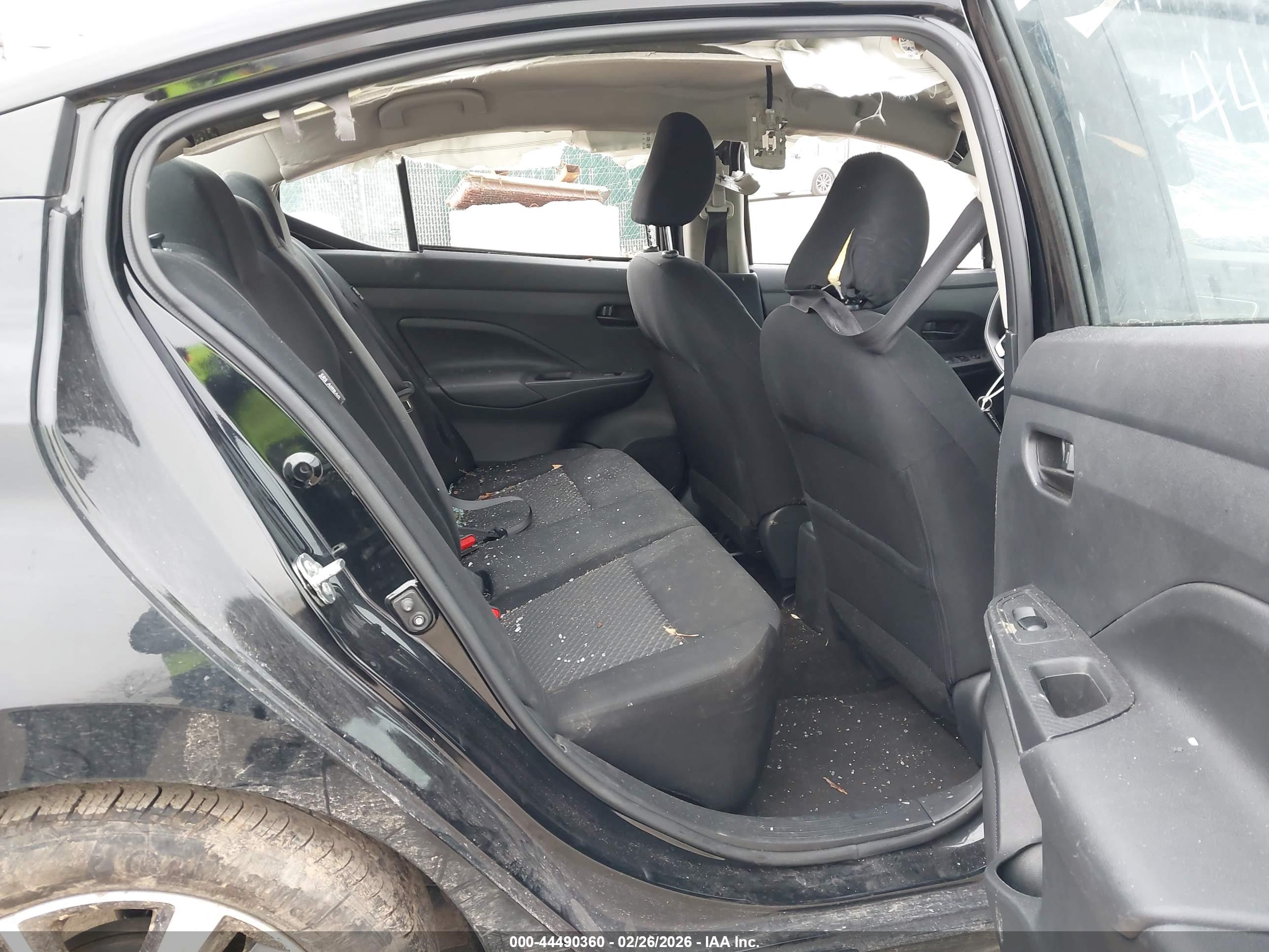 NISSAN VERSA image 8