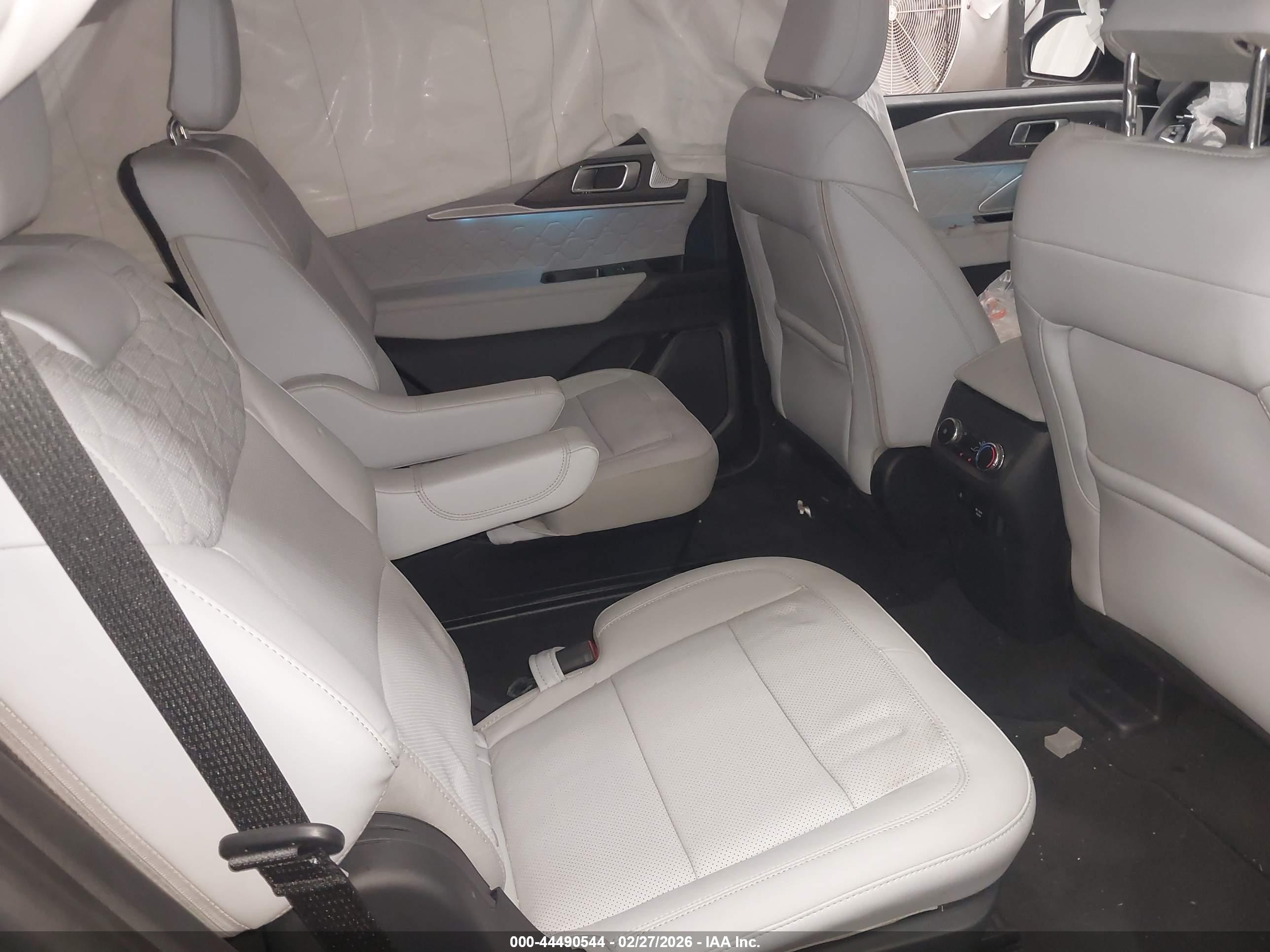 FORD EXPLORER image 8