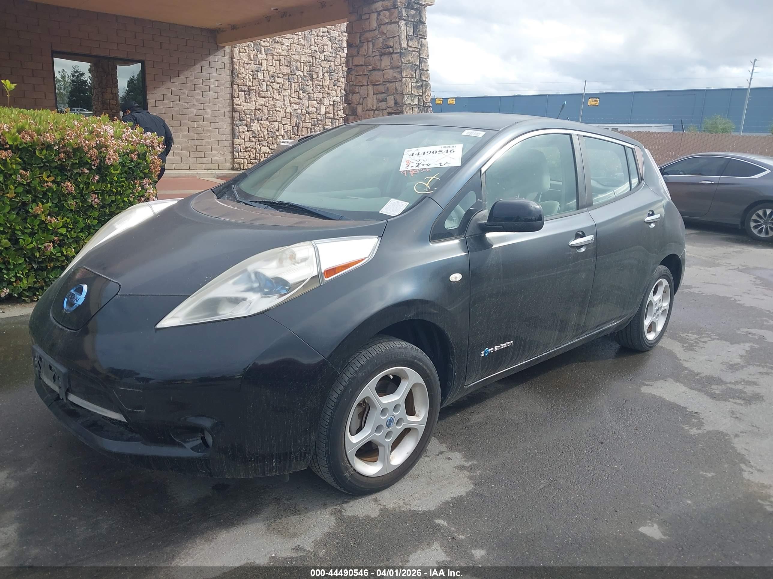 NISSAN LEAF image 2