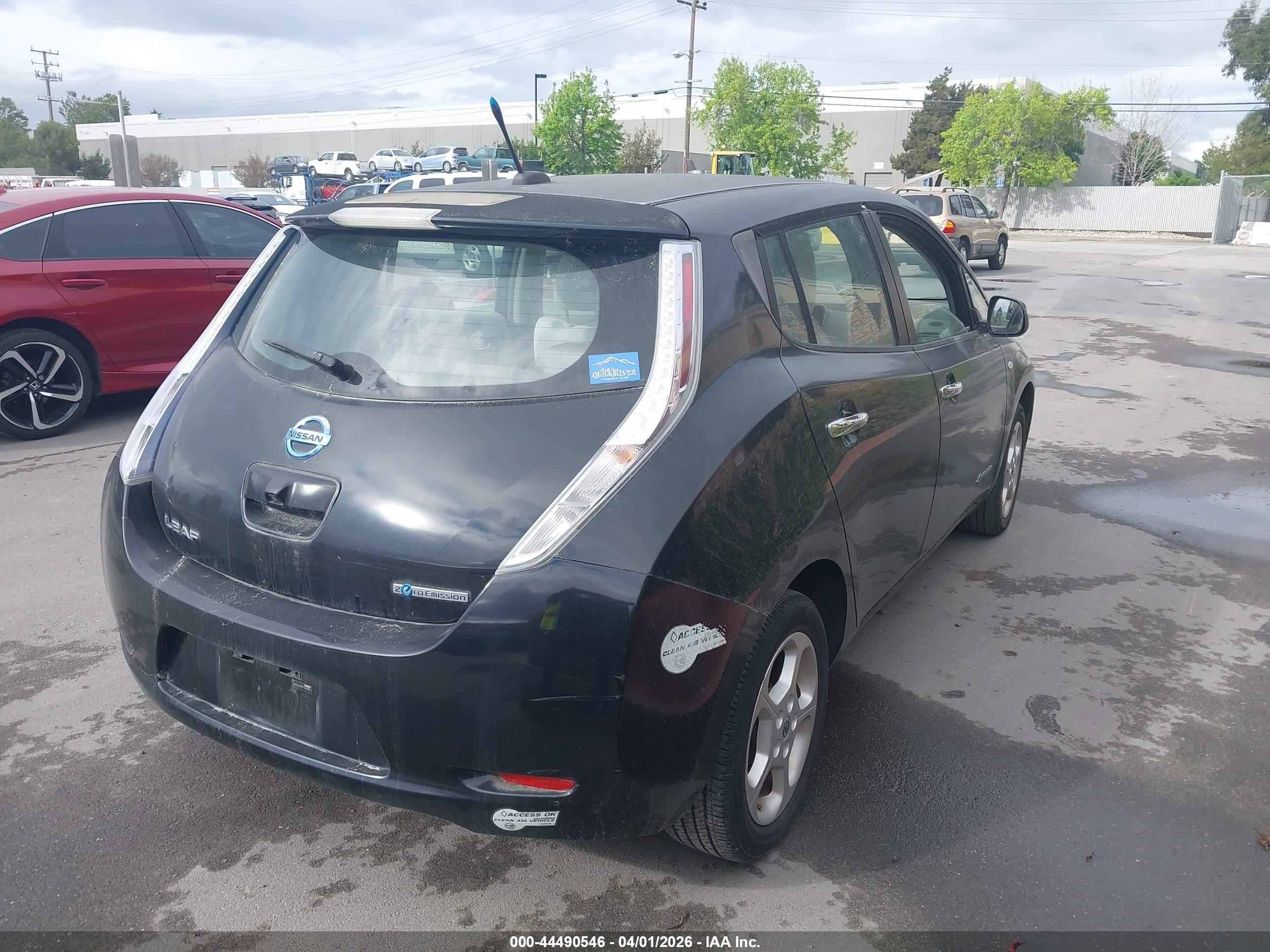 NISSAN LEAF image 4