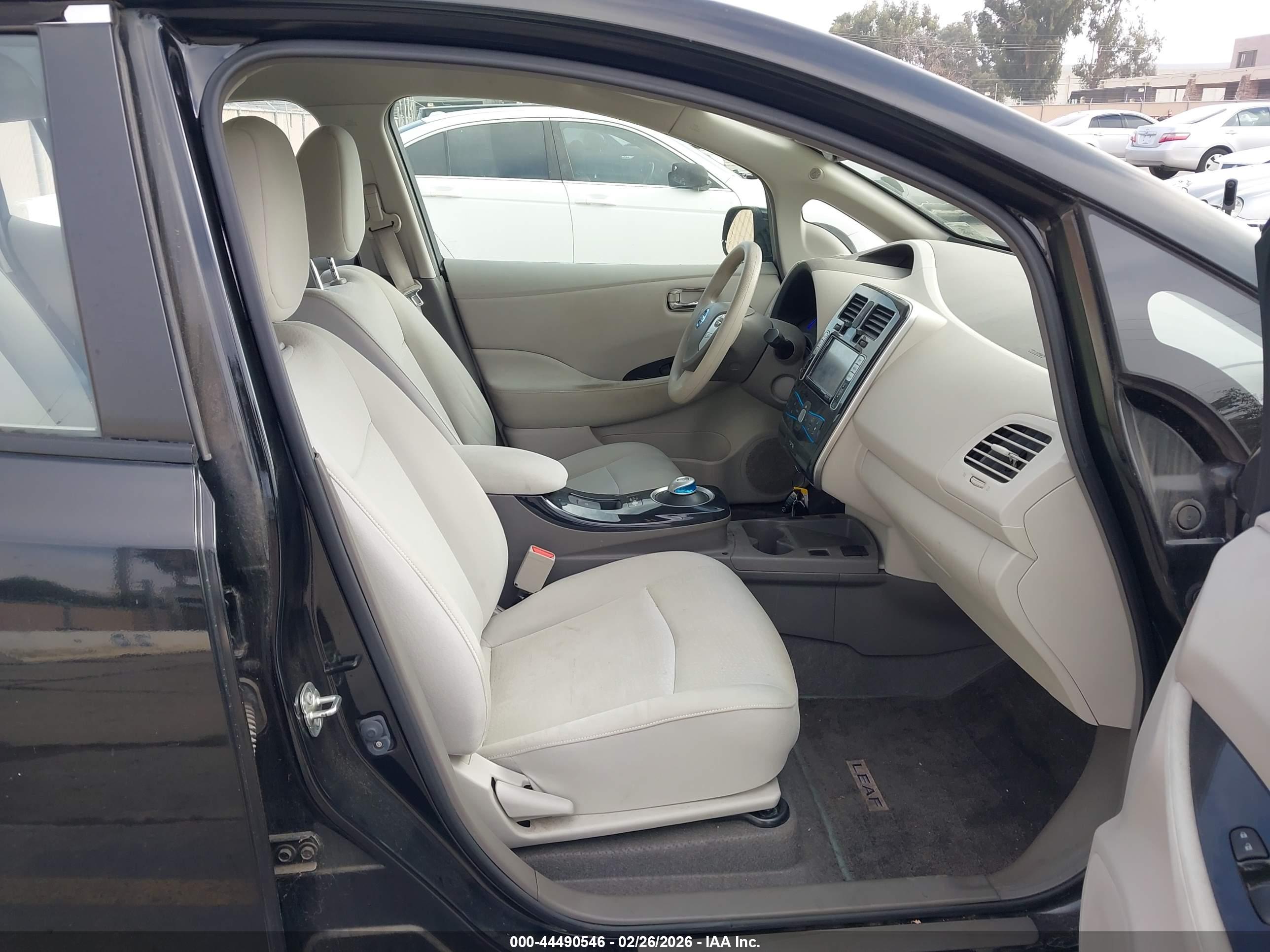 NISSAN LEAF image 5