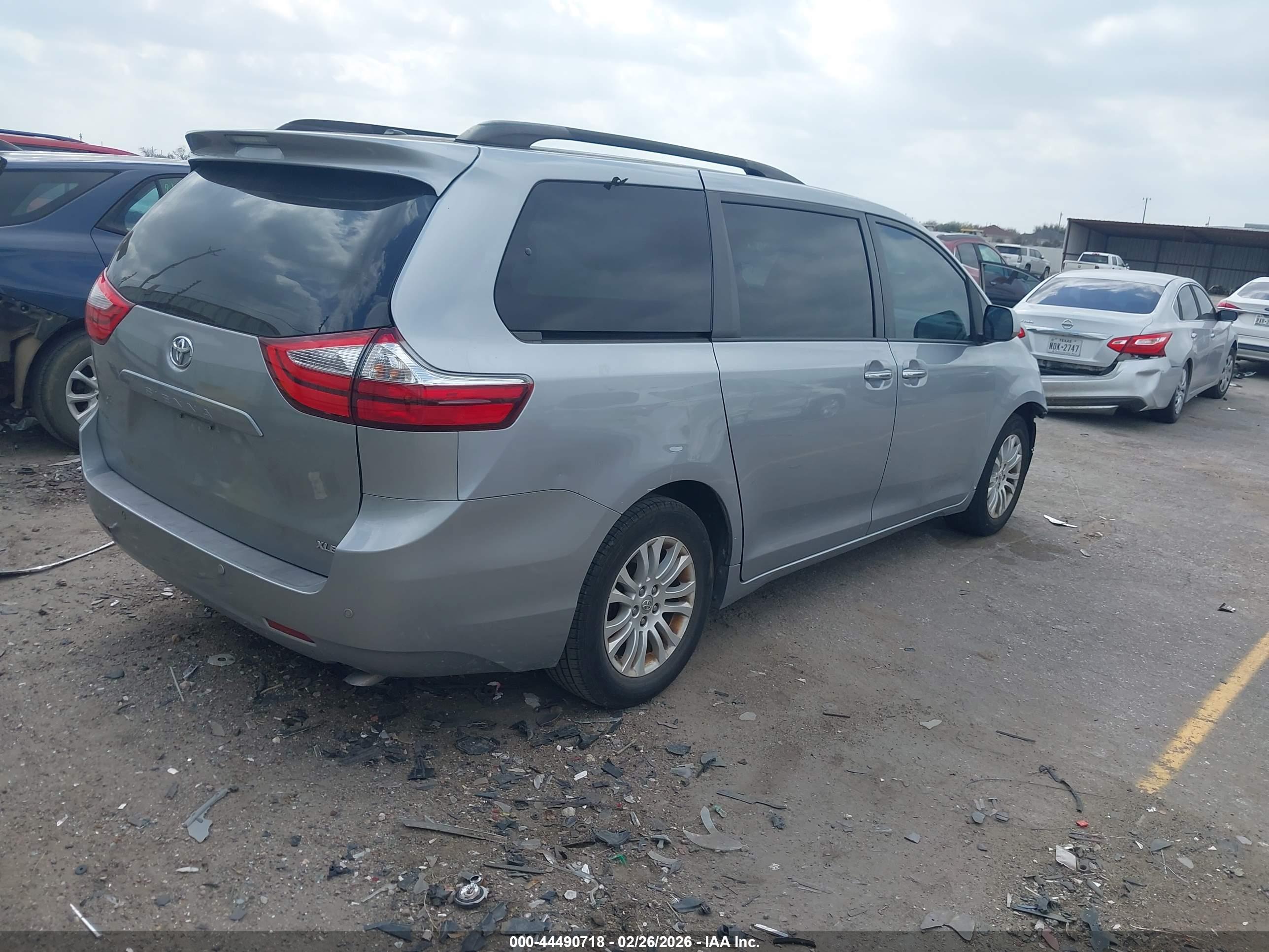 TOYOTA SIENNA image 4
