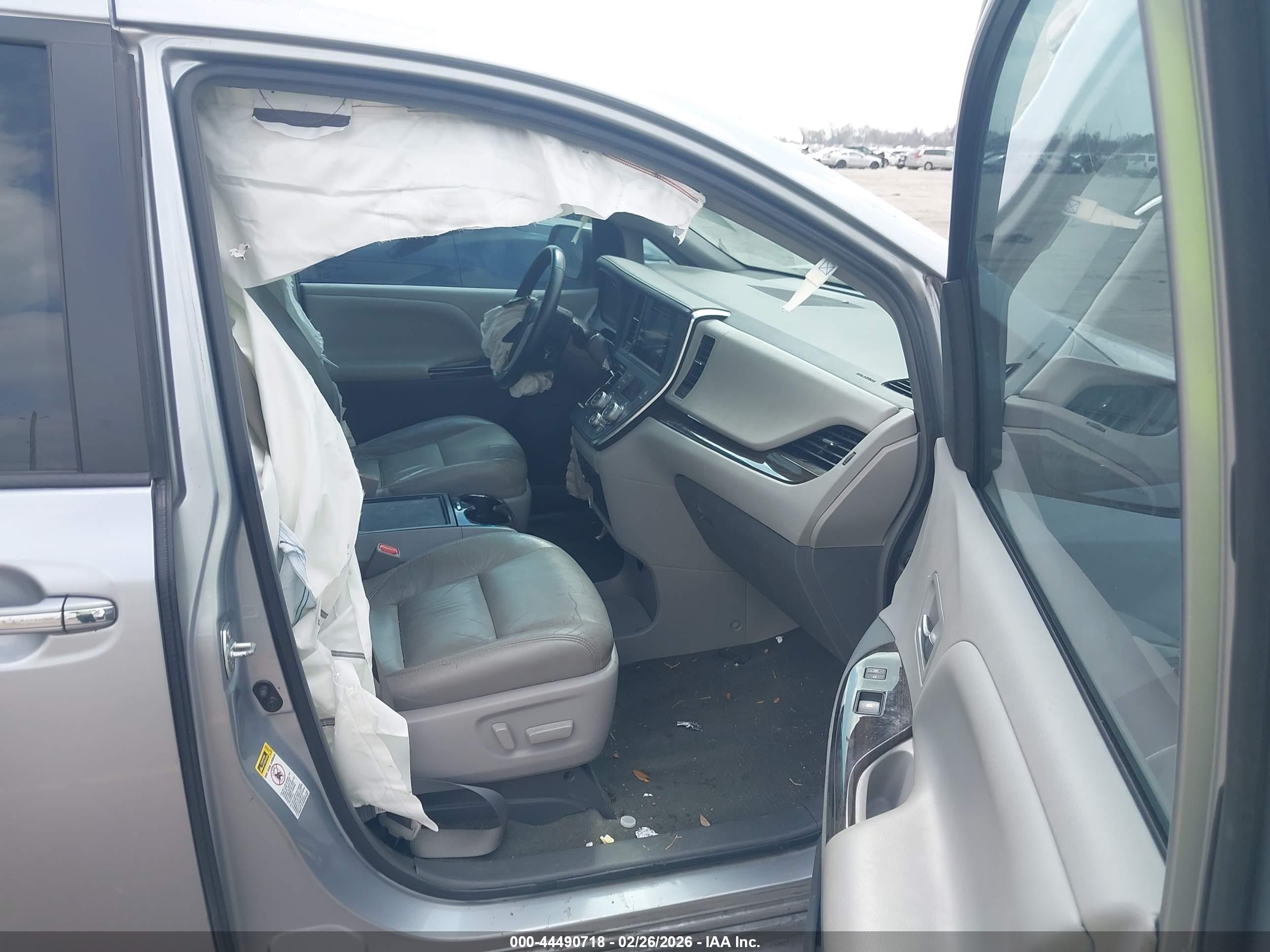 TOYOTA SIENNA image 5