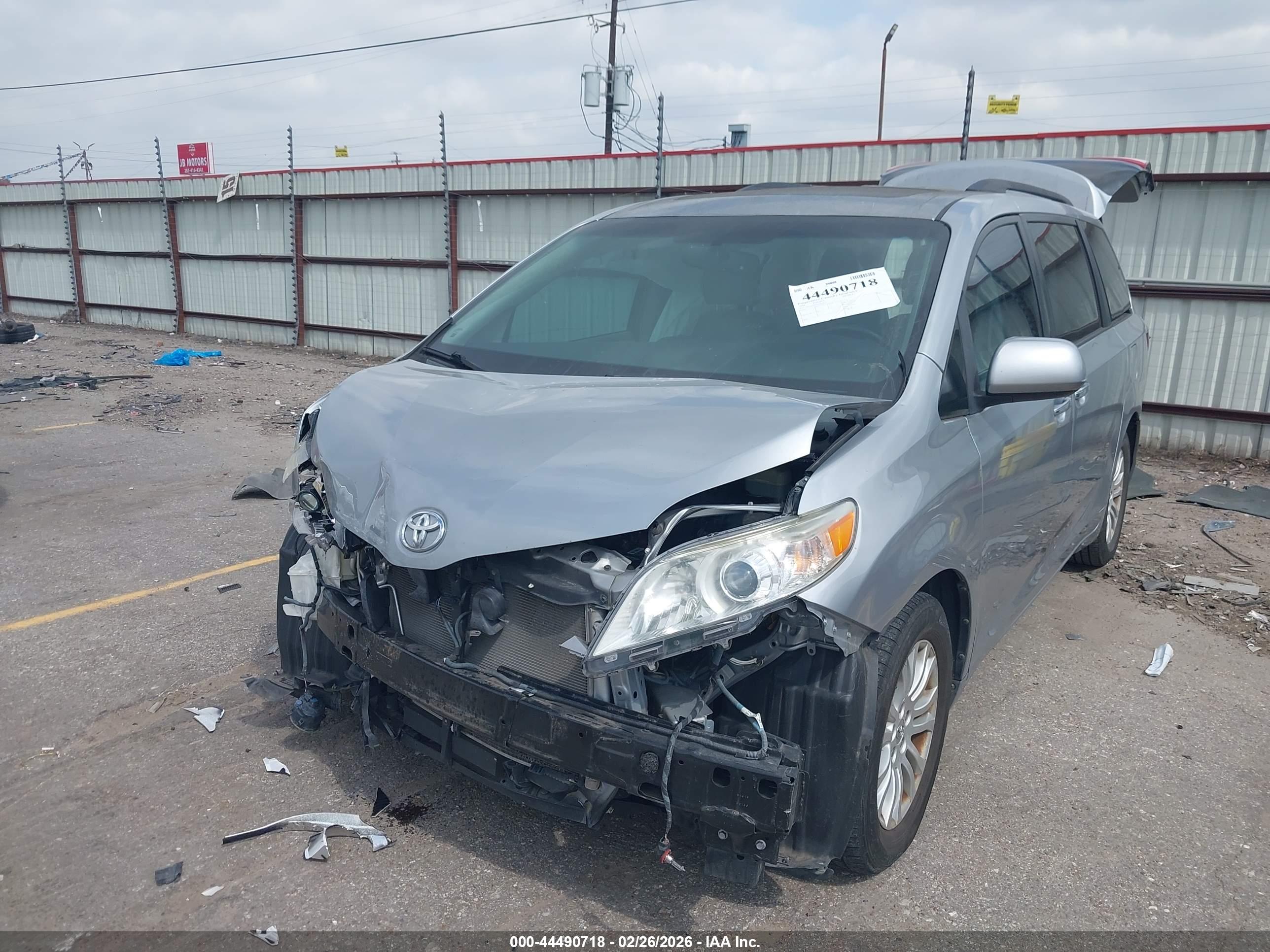 TOYOTA SIENNA image 6