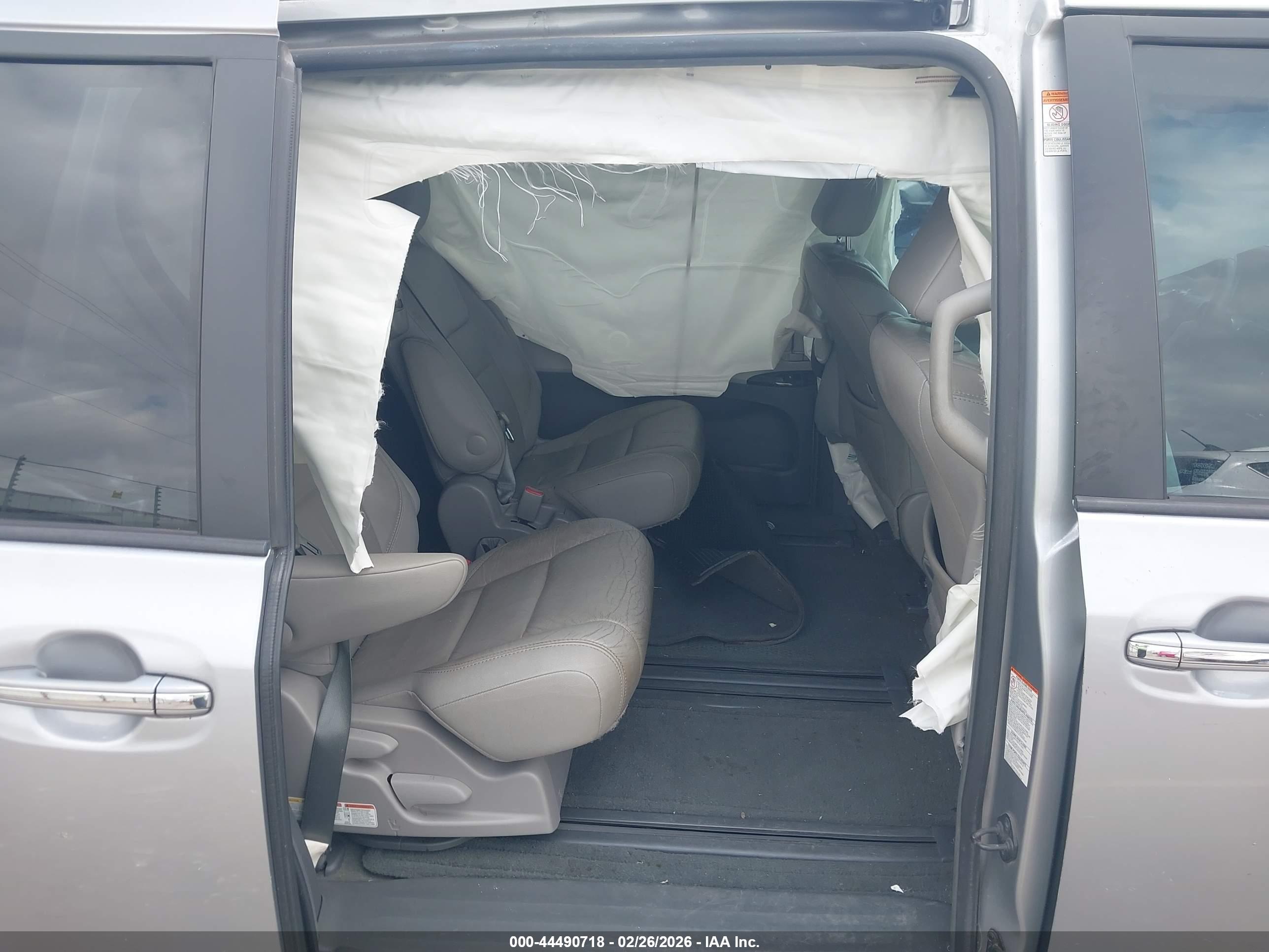 TOYOTA SIENNA image 8