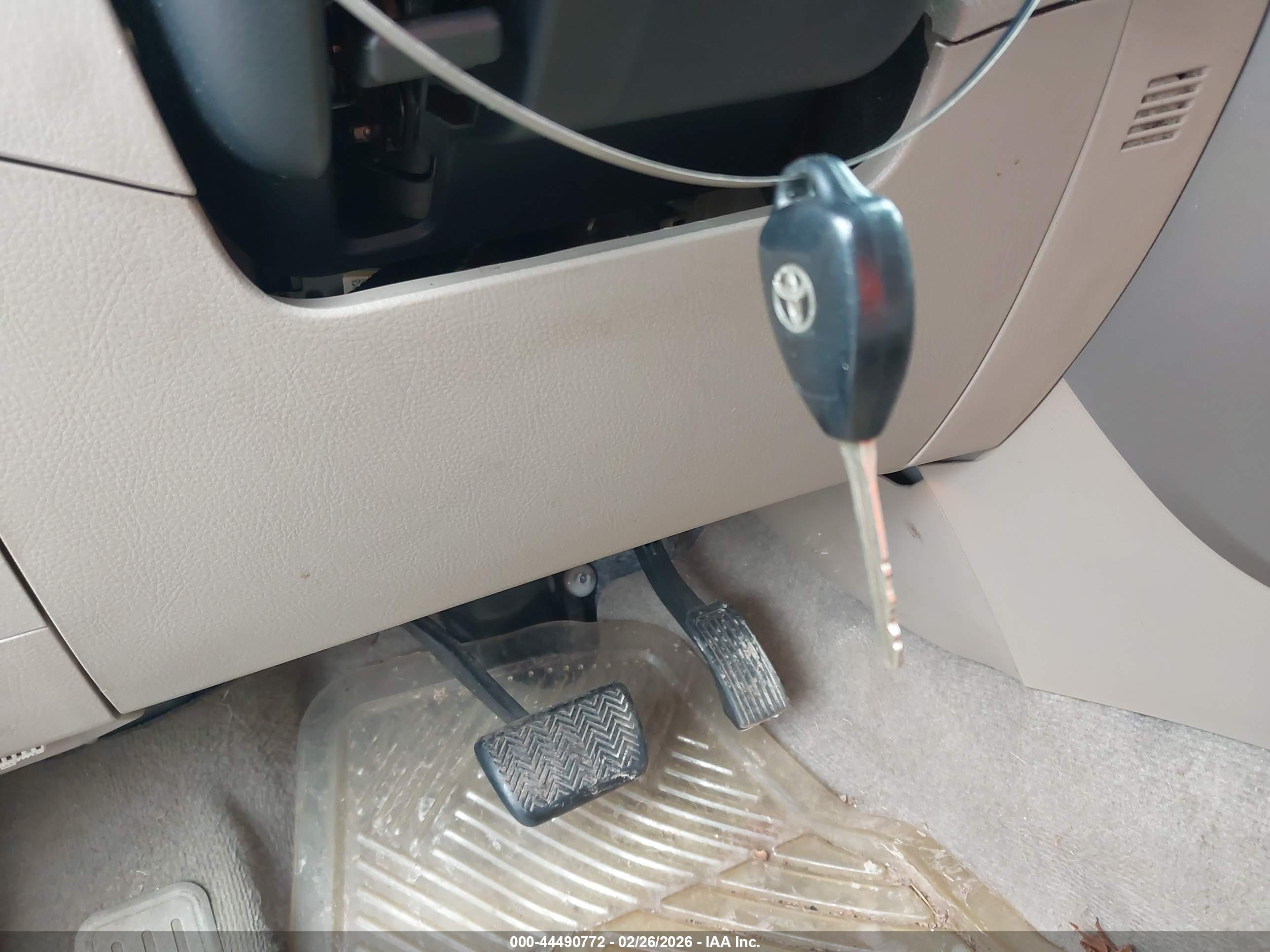 TOYOTA RAV4 image 11