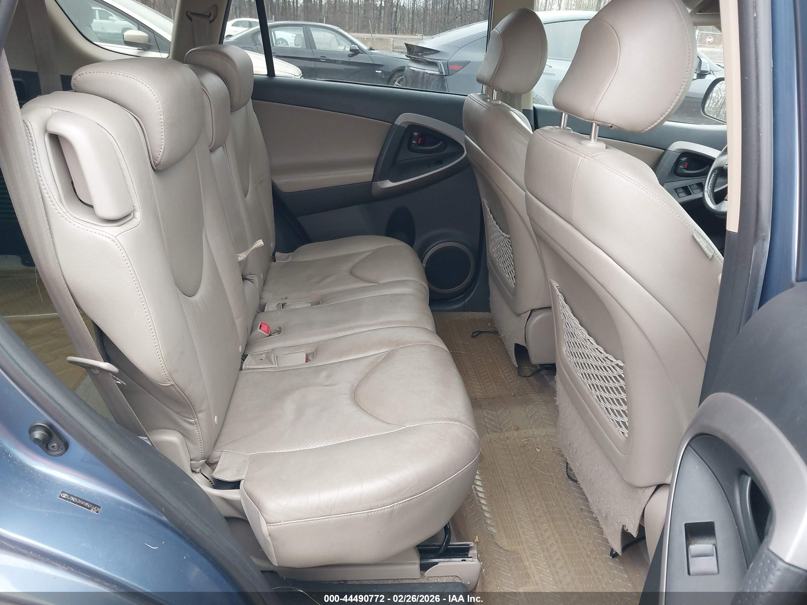 TOYOTA RAV4 image 8