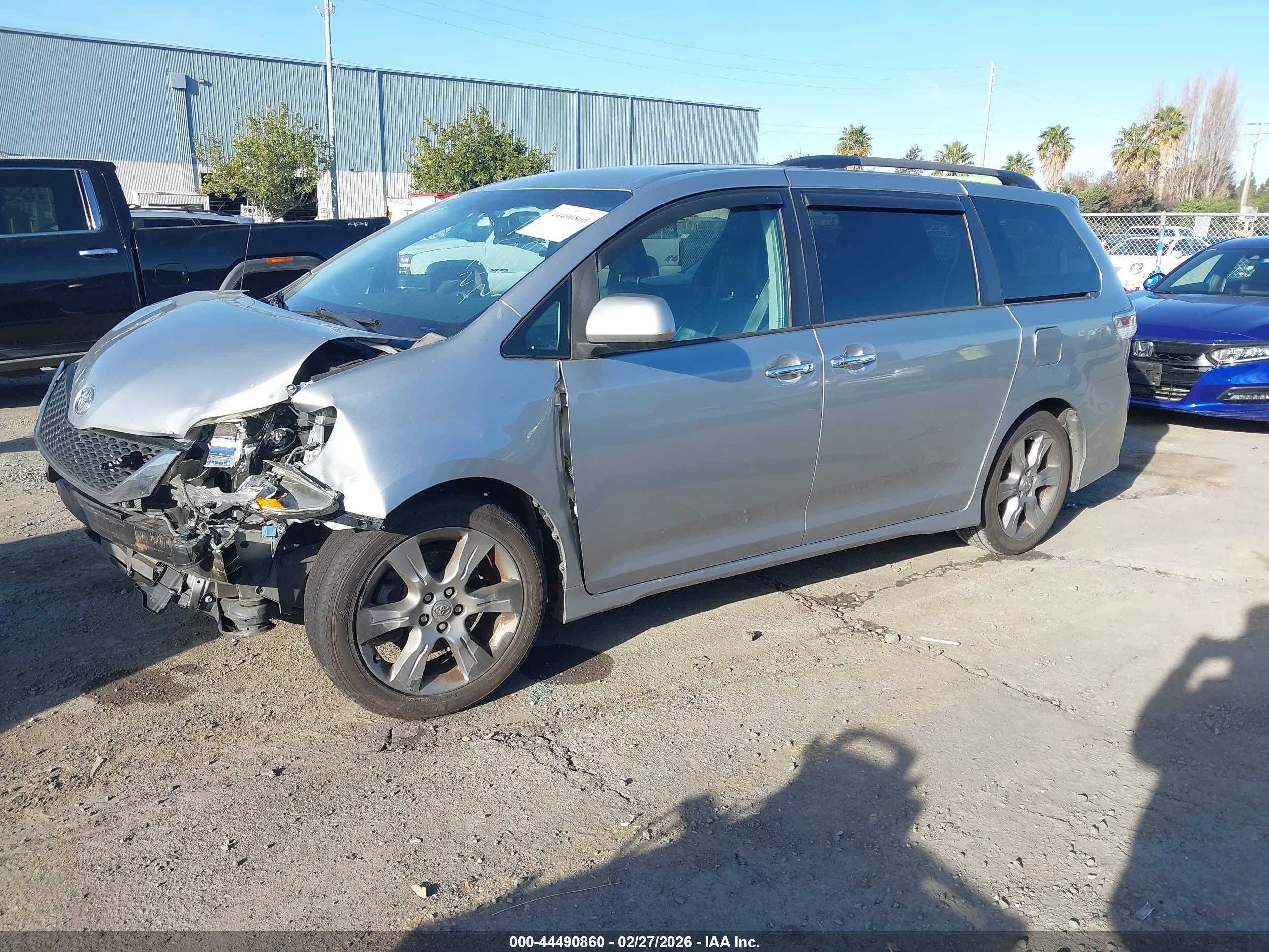 TOYOTA SIENNA image 2