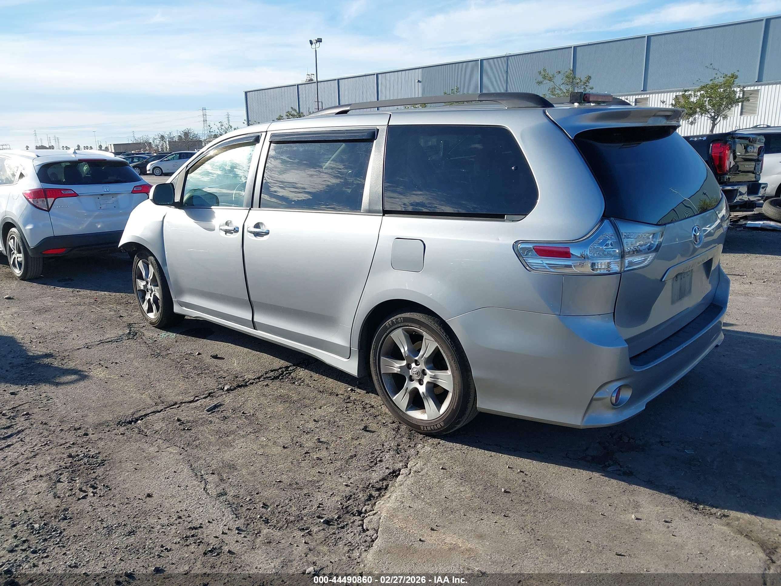 TOYOTA SIENNA image 3