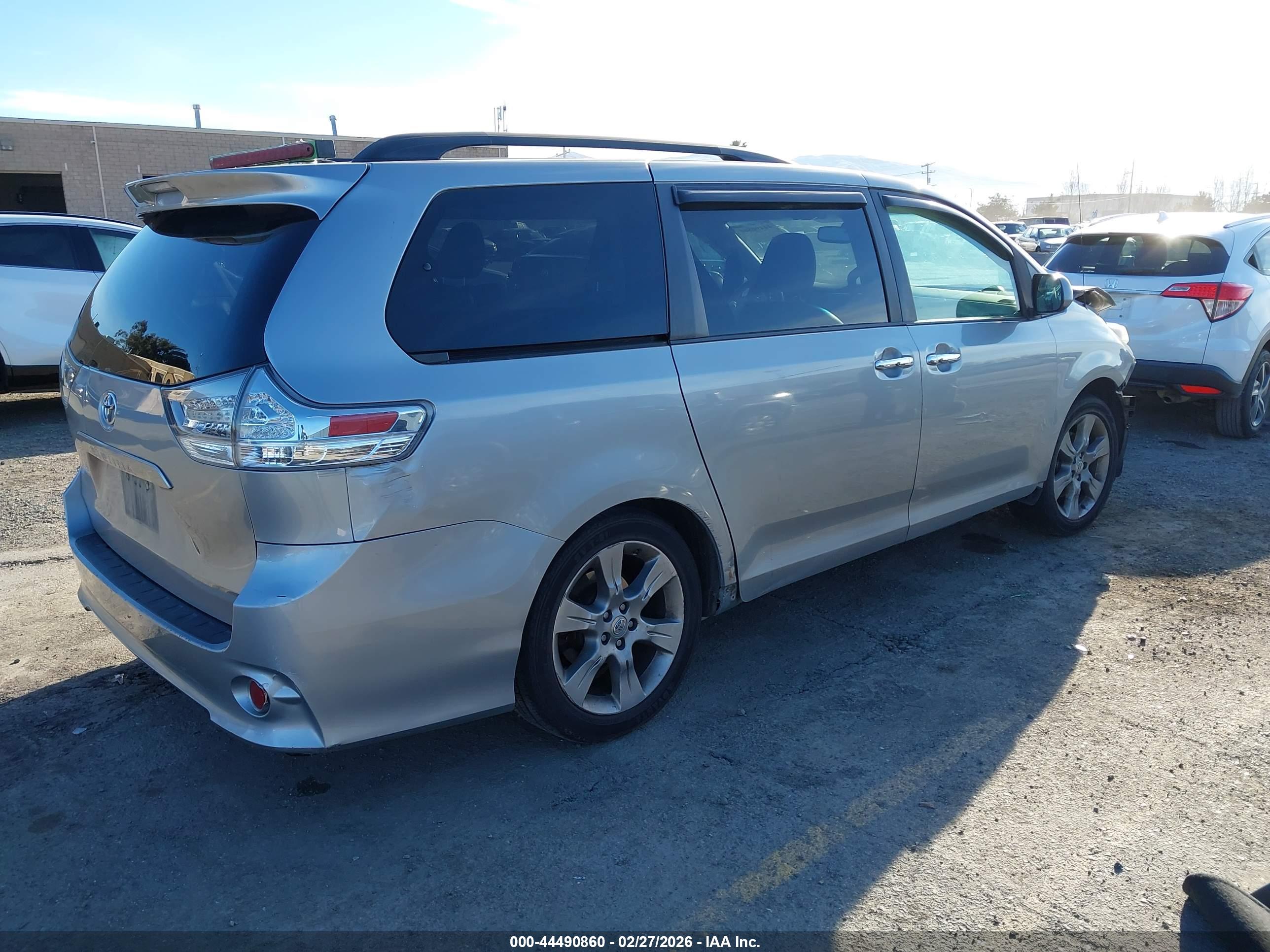 TOYOTA SIENNA image 4