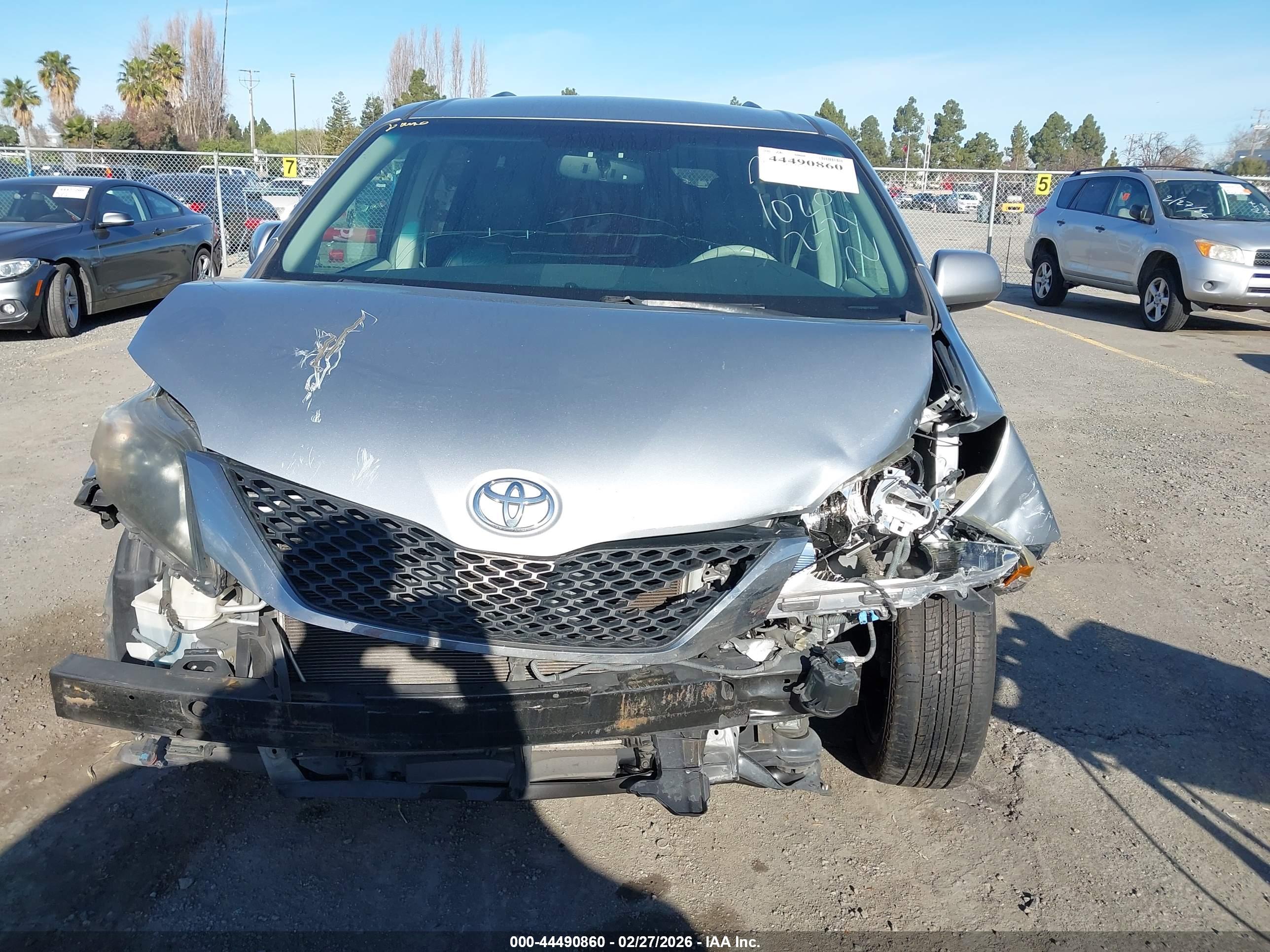 TOYOTA SIENNA image 6