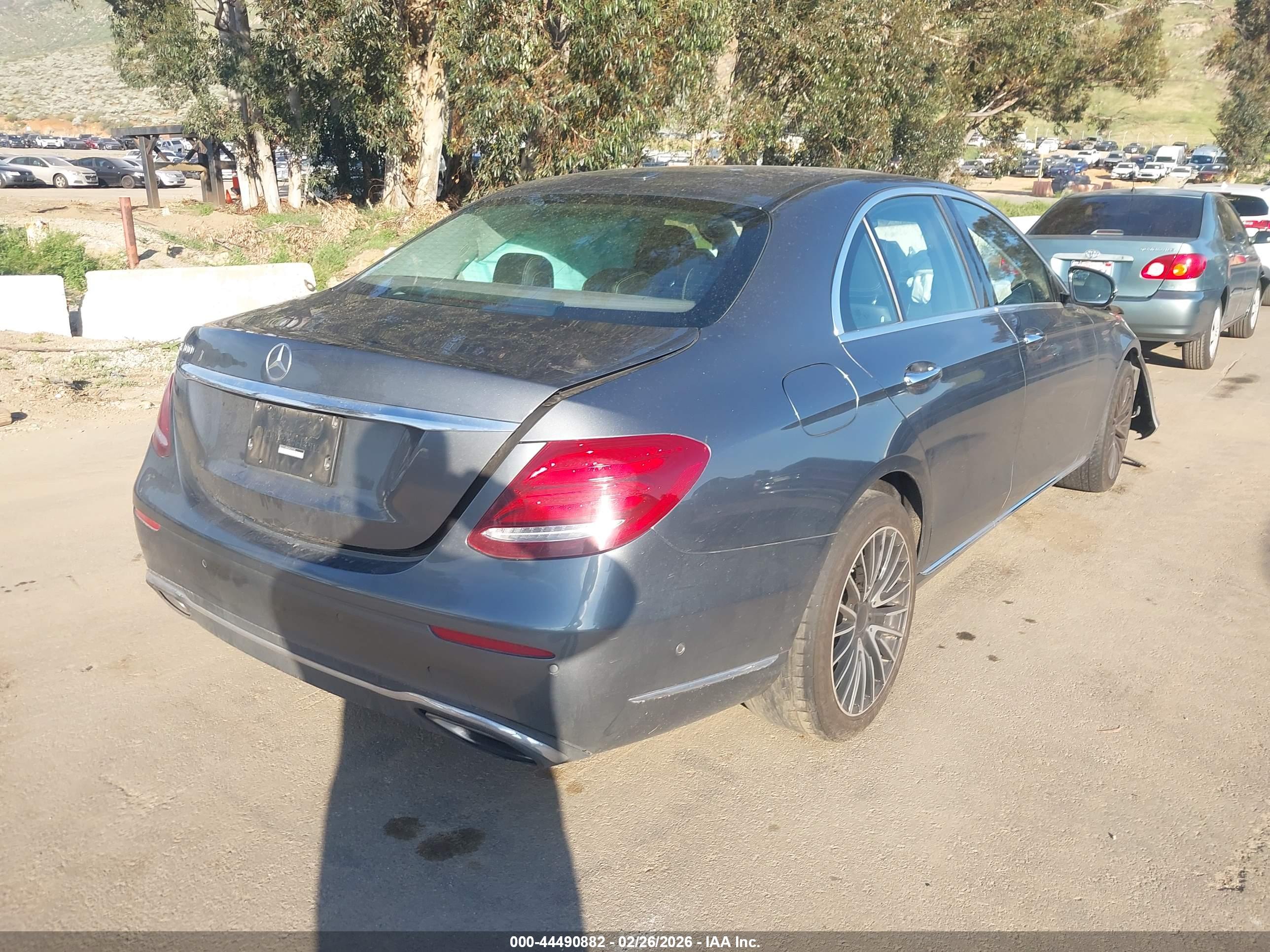 MERCEDES-BENZ E image 4