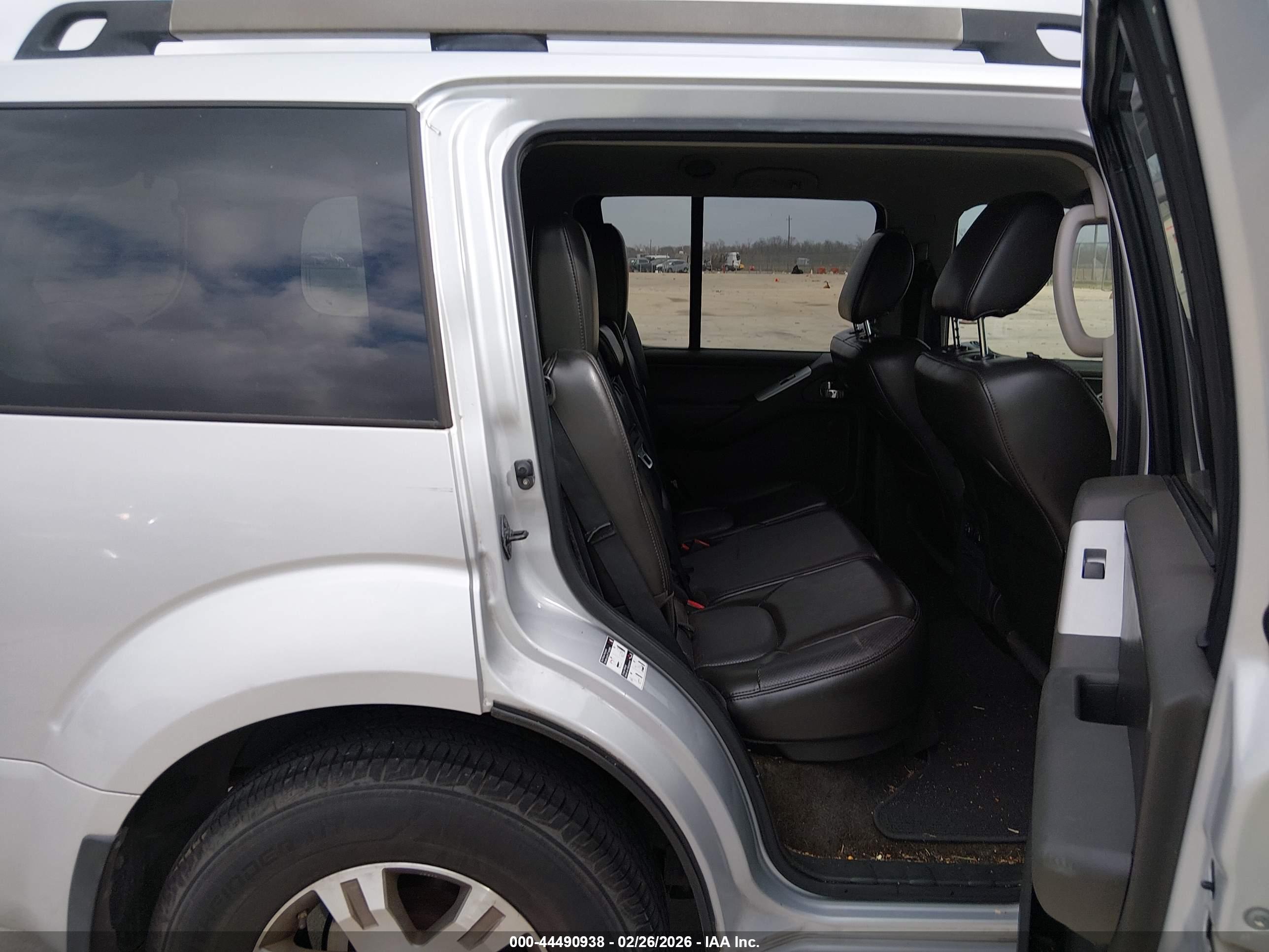 NISSAN PATHFINDER image 8