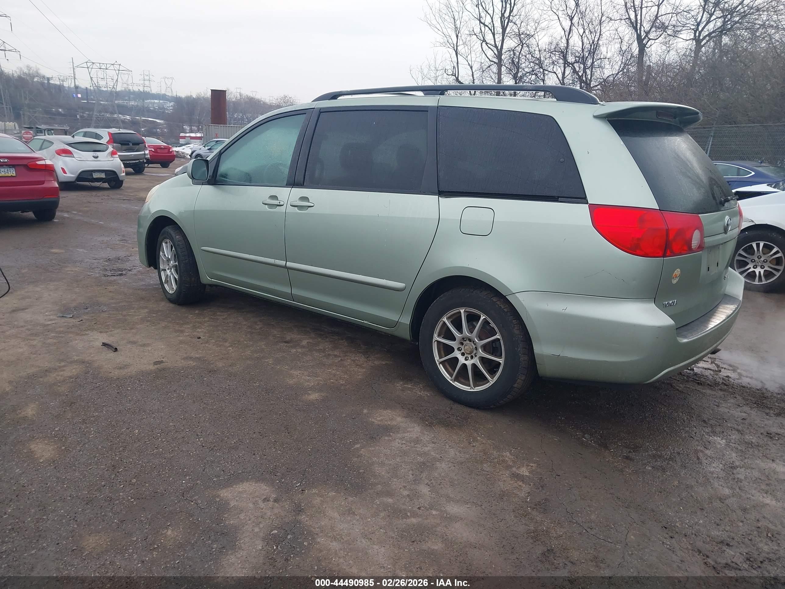 TOYOTA SIENNA image 3