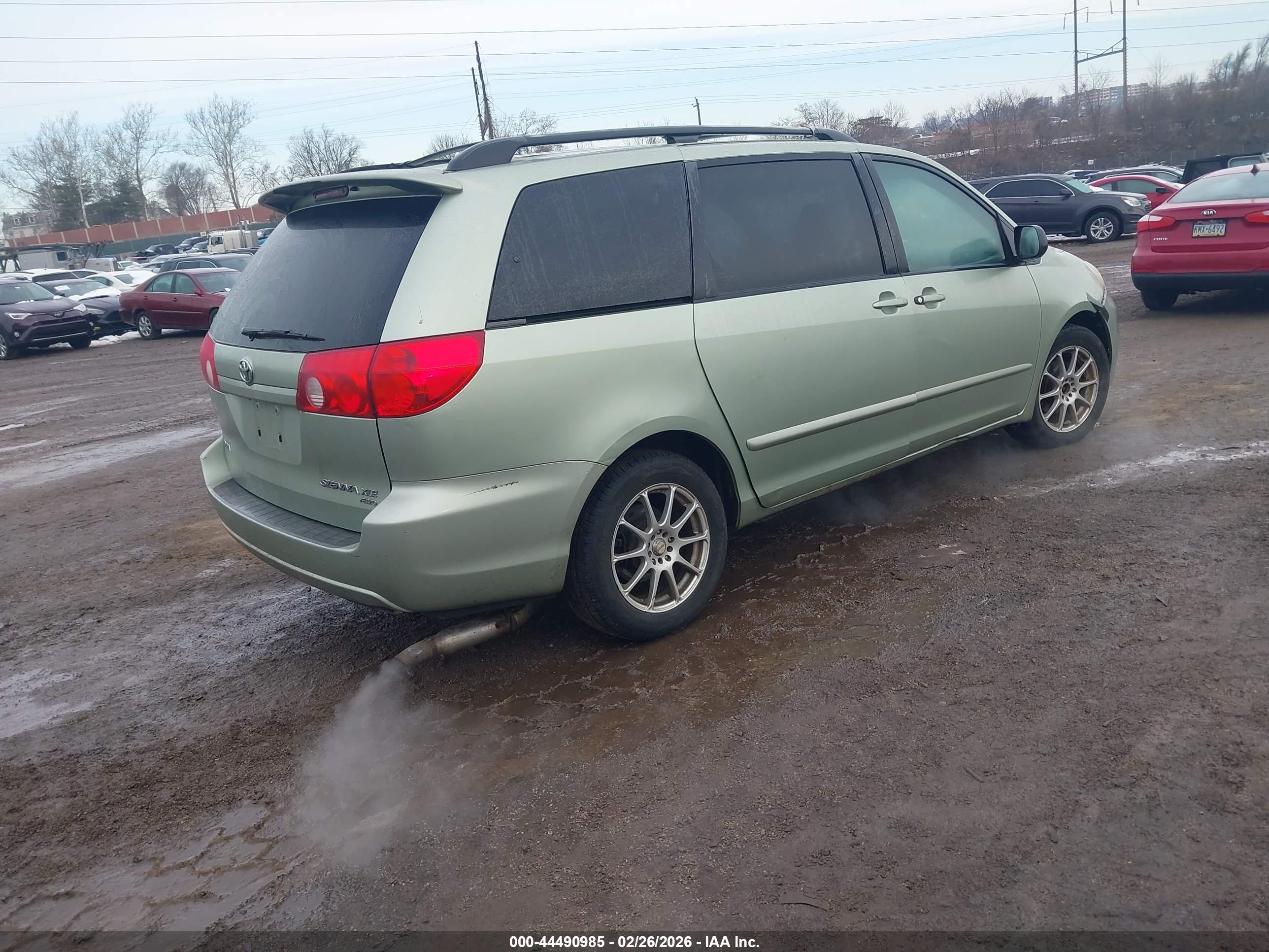 TOYOTA SIENNA image 4