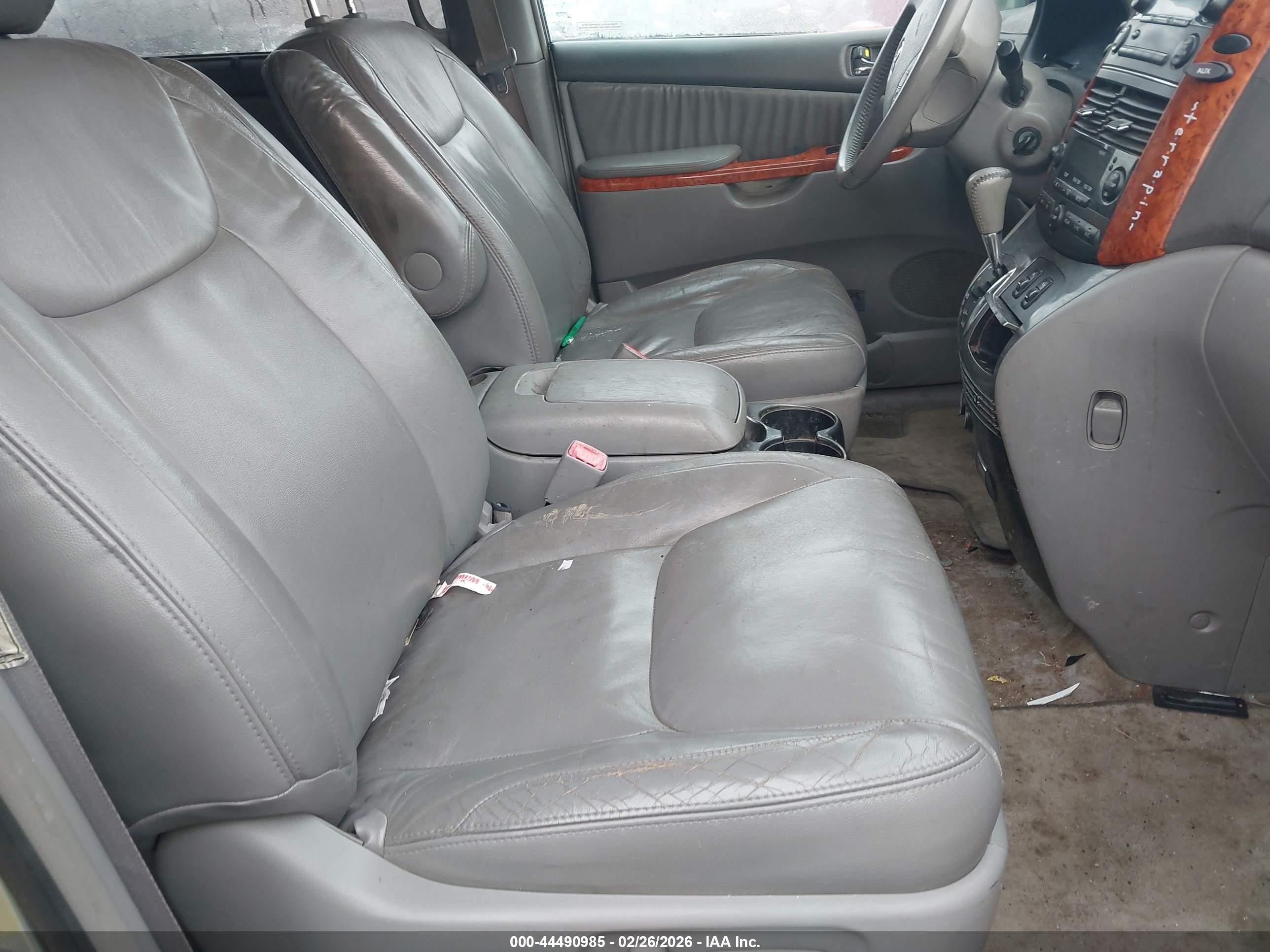 TOYOTA SIENNA image 5