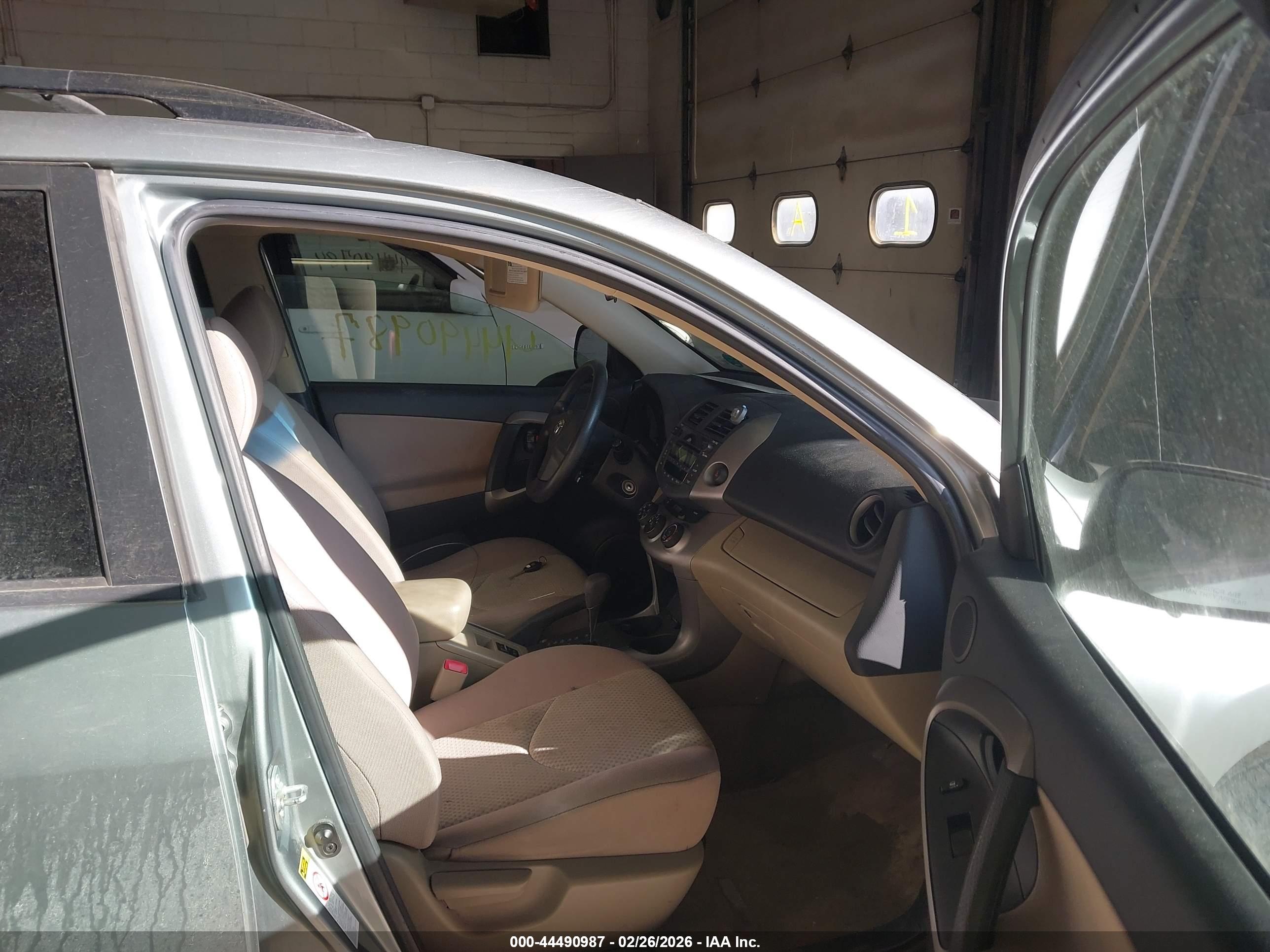 TOYOTA RAV4 image 5