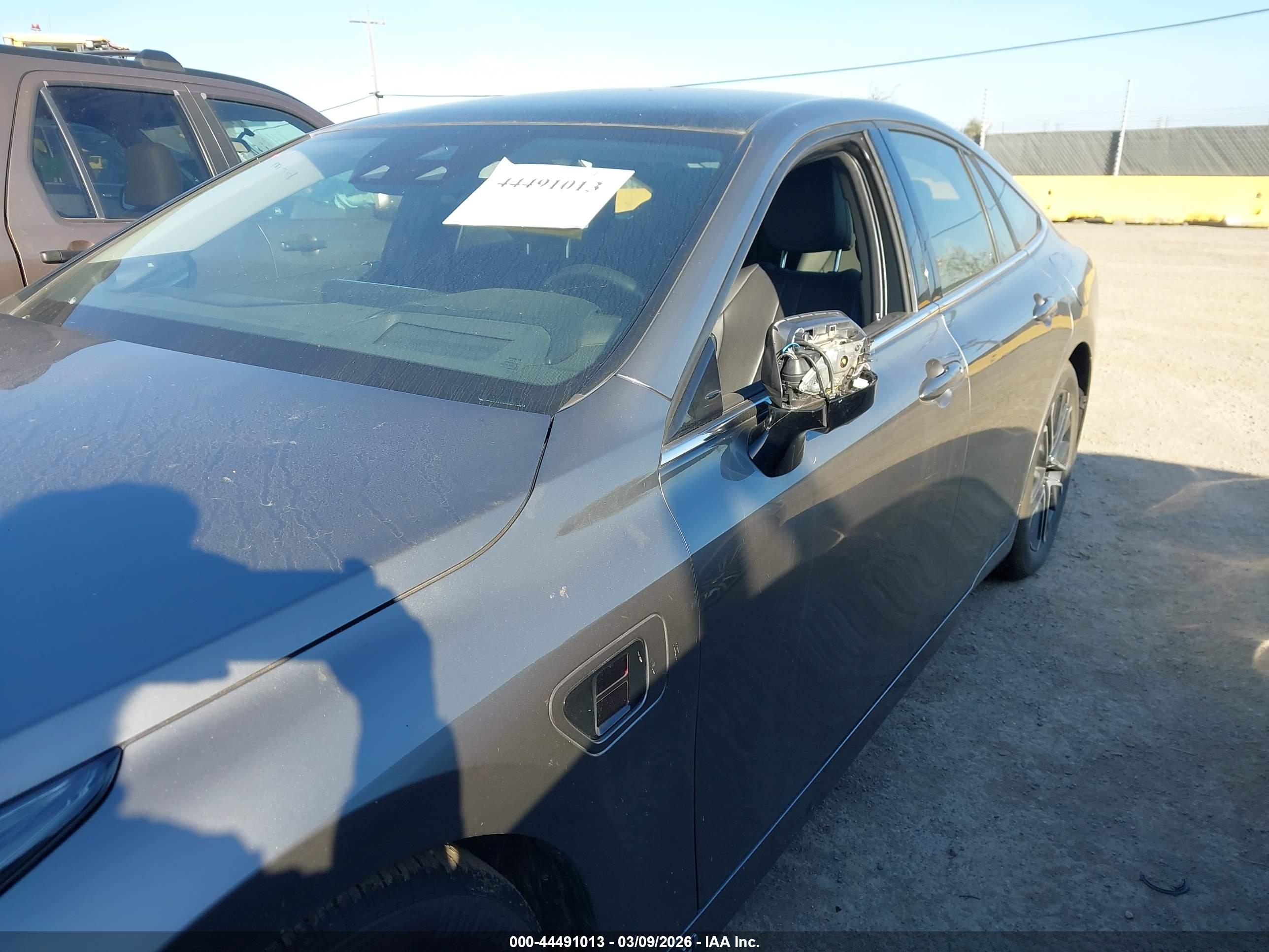 TOYOTA MIRAI image 6
