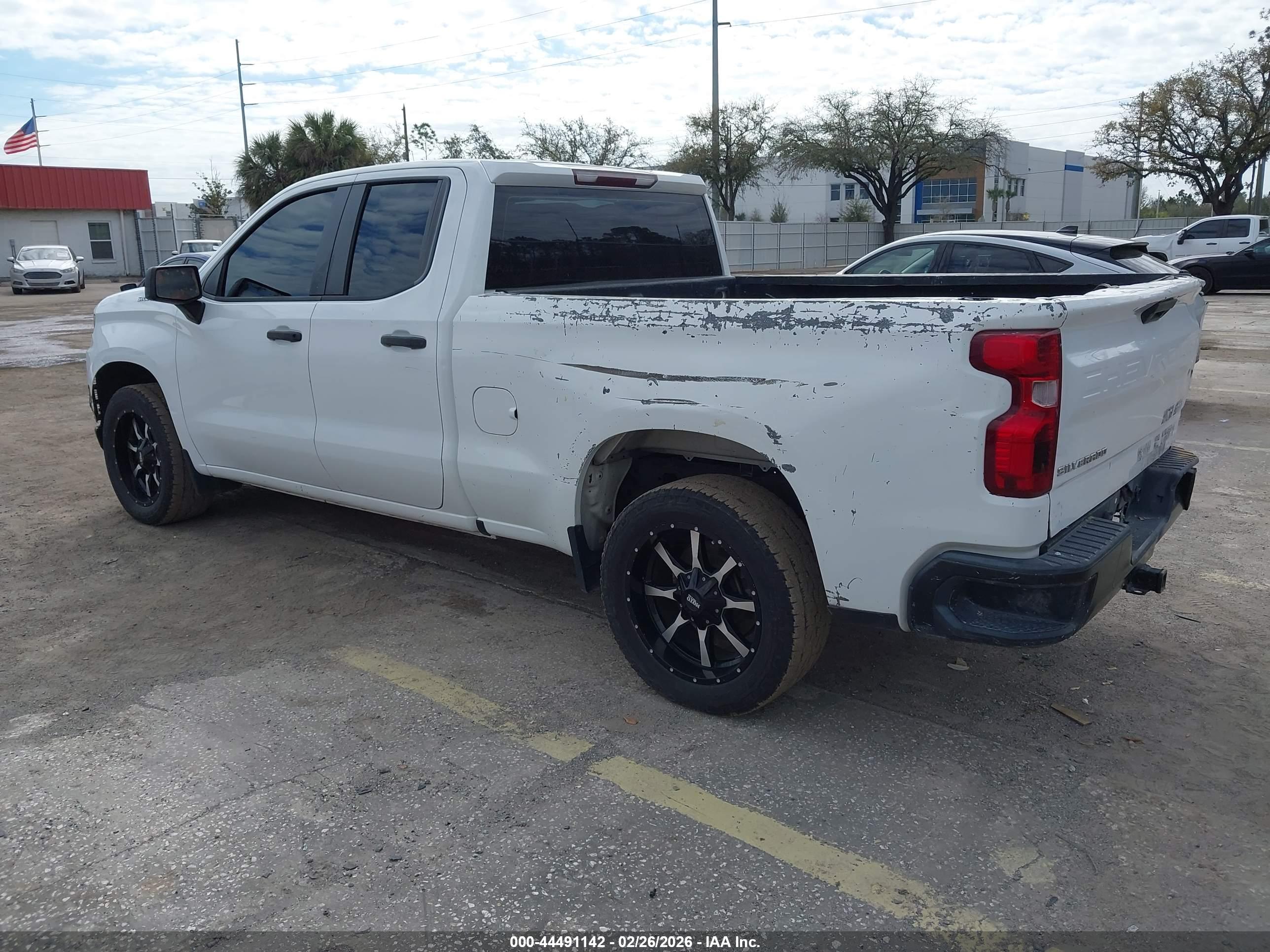 CHEVROLET SILVERADO image 3