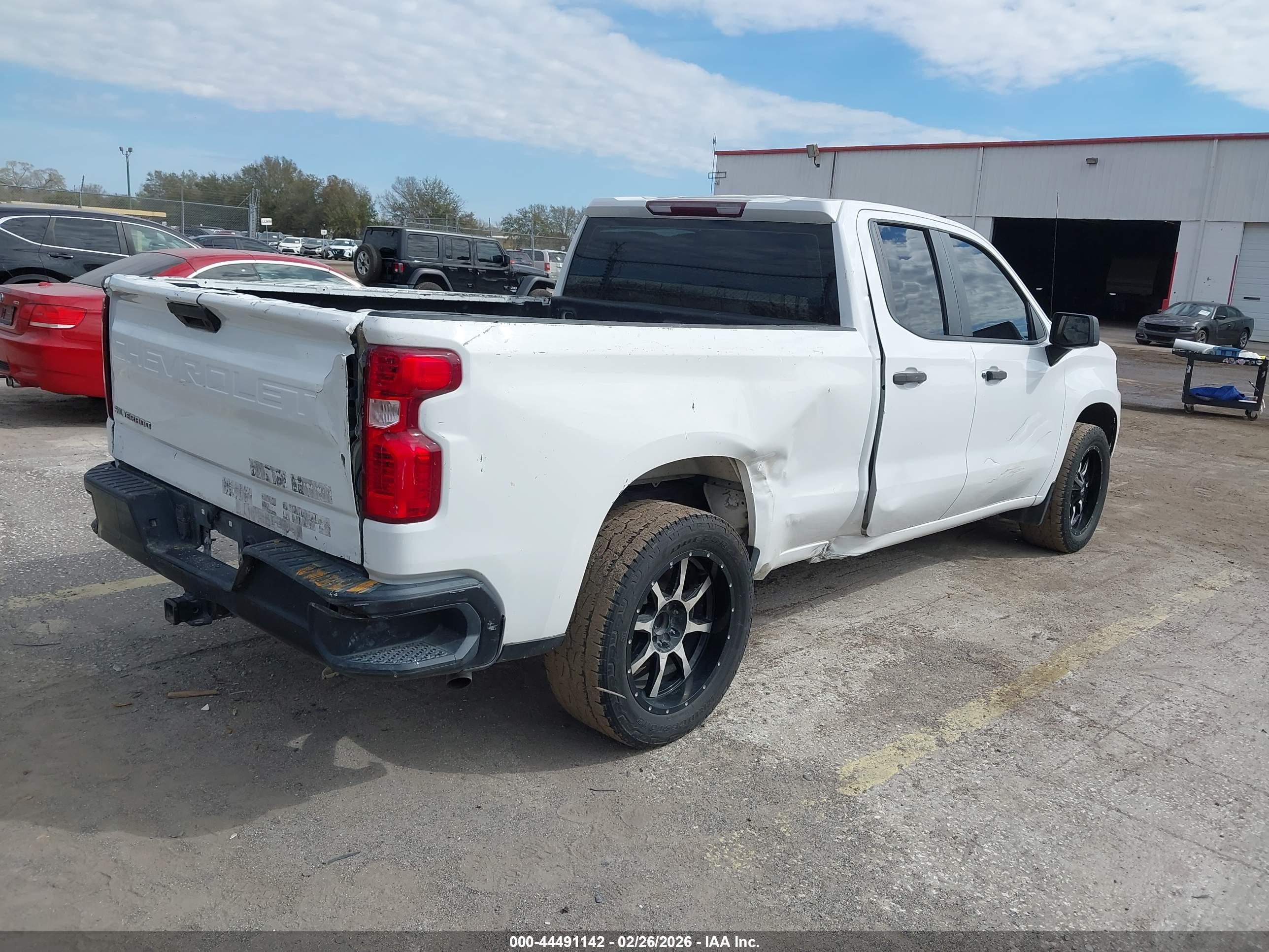 CHEVROLET SILVERADO image 4