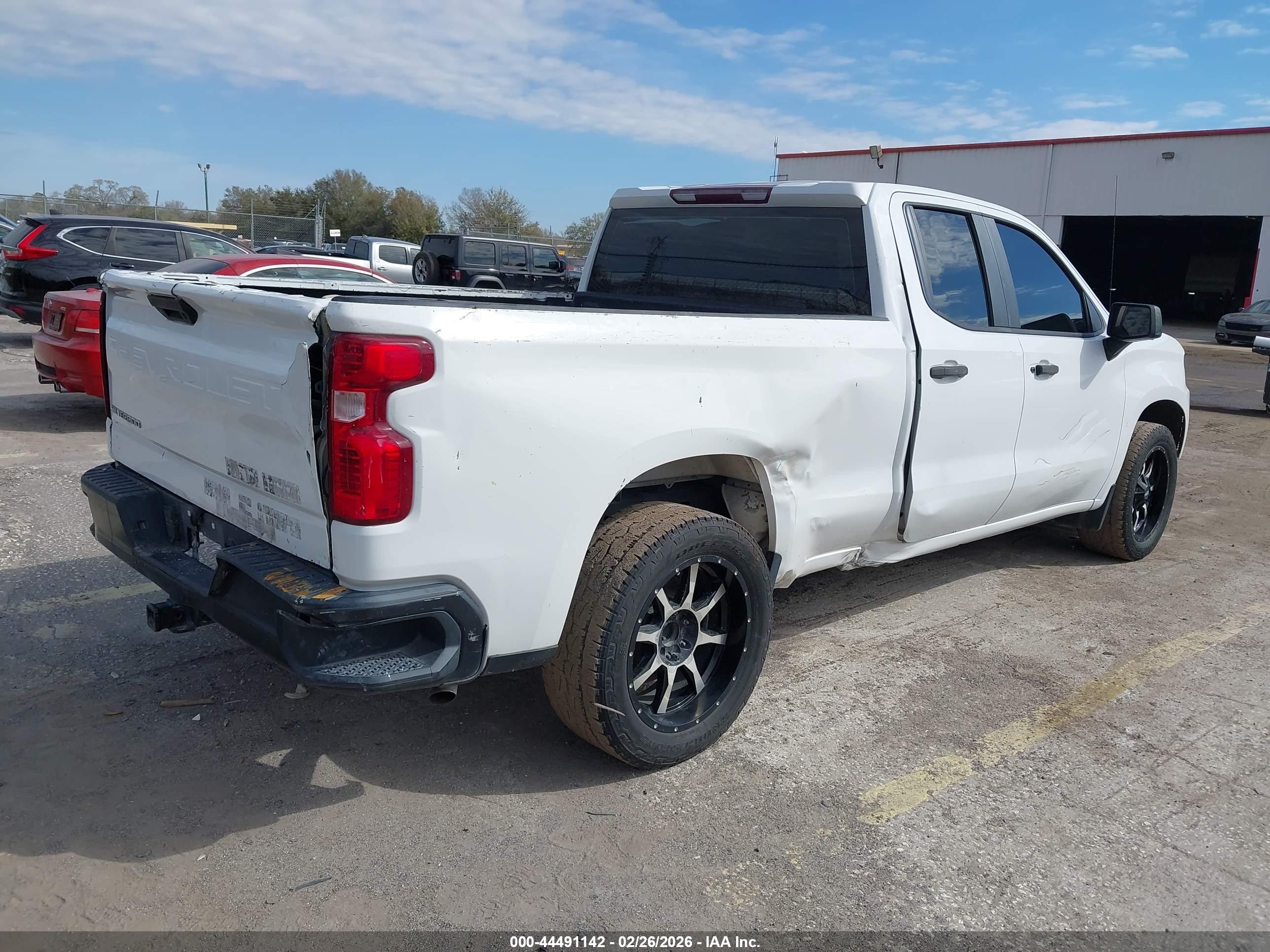 CHEVROLET SILVERADO image 6