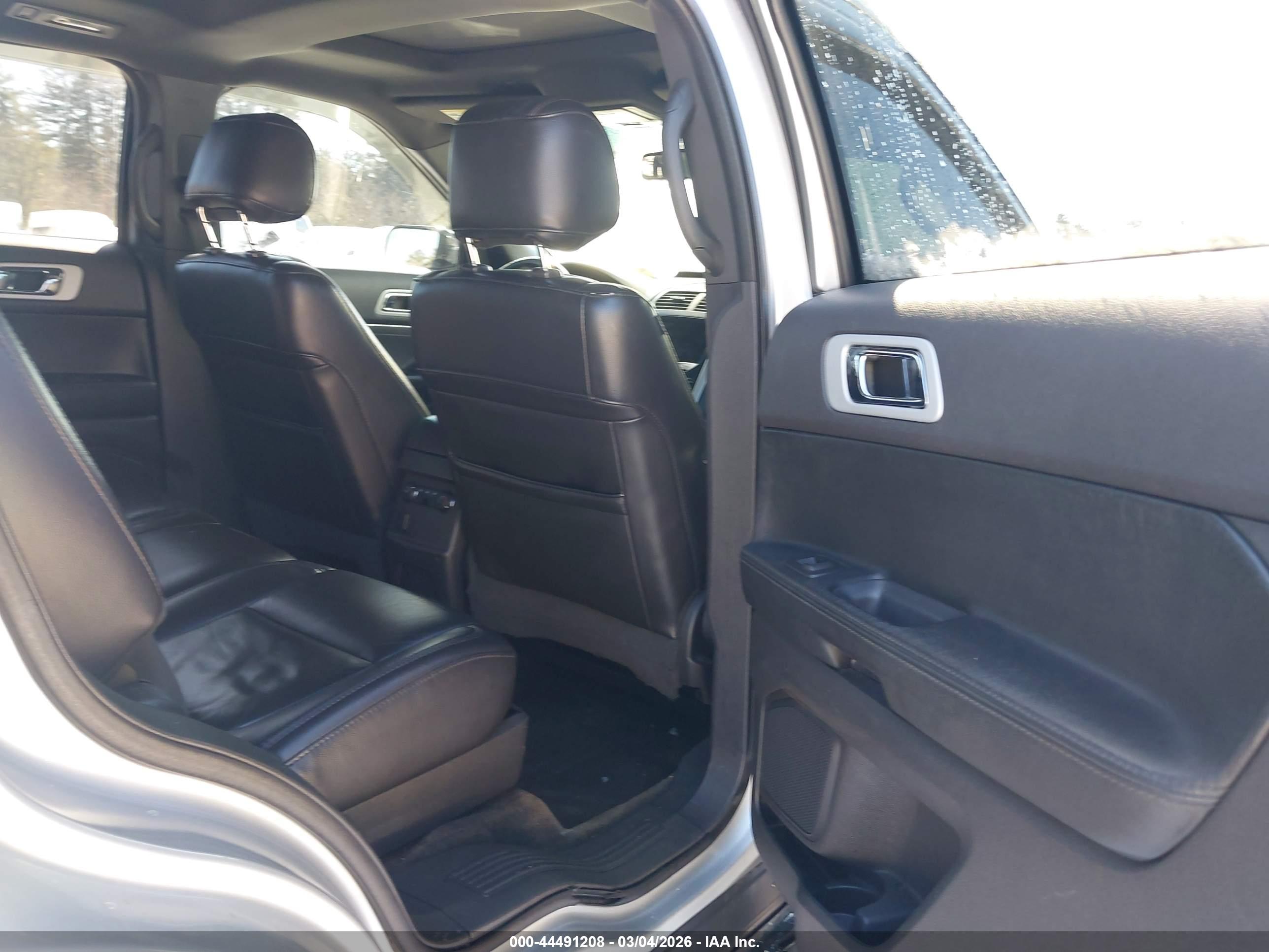 FORD EXPLORER image 8